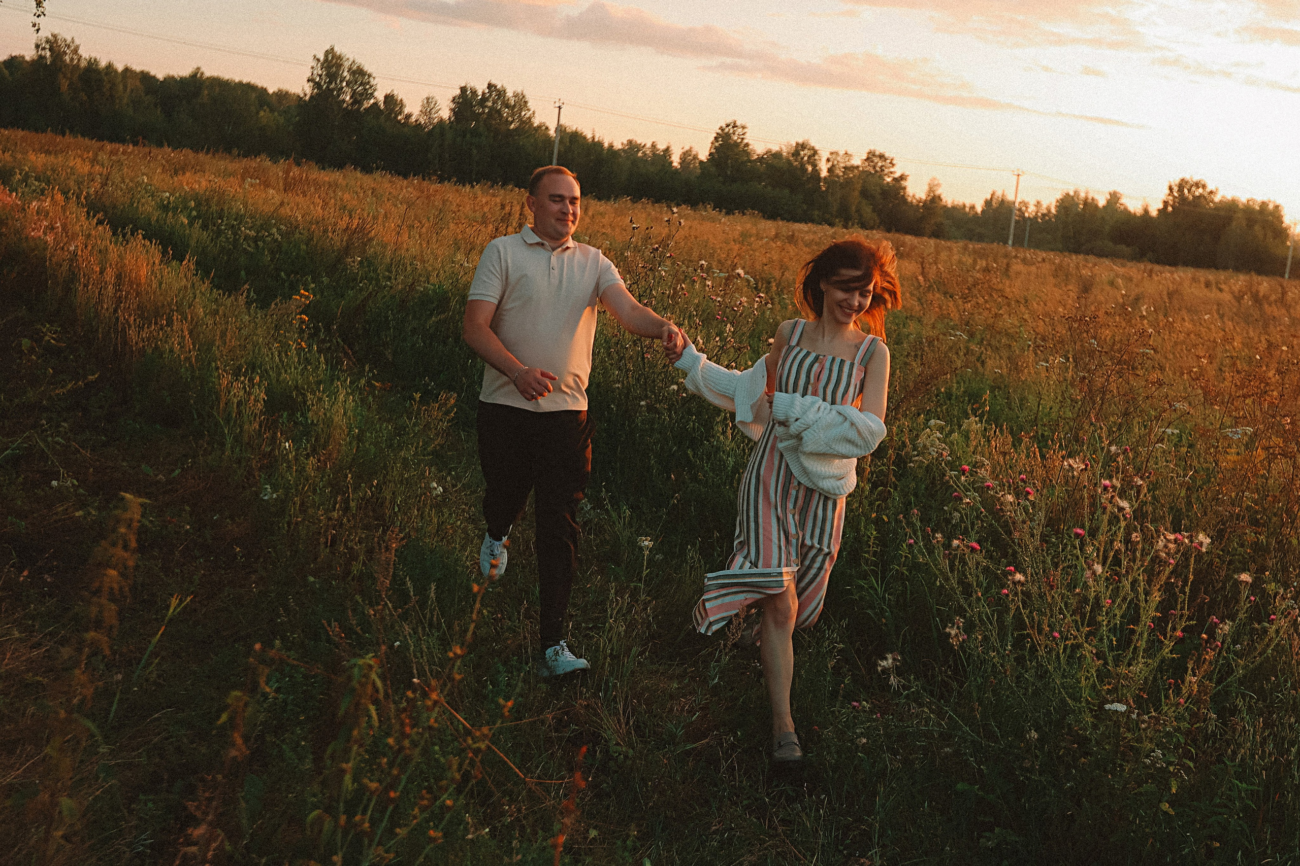 Поле love story на закате. Семейный фотограф Тюмень, фотограф на роды Салмина Мария