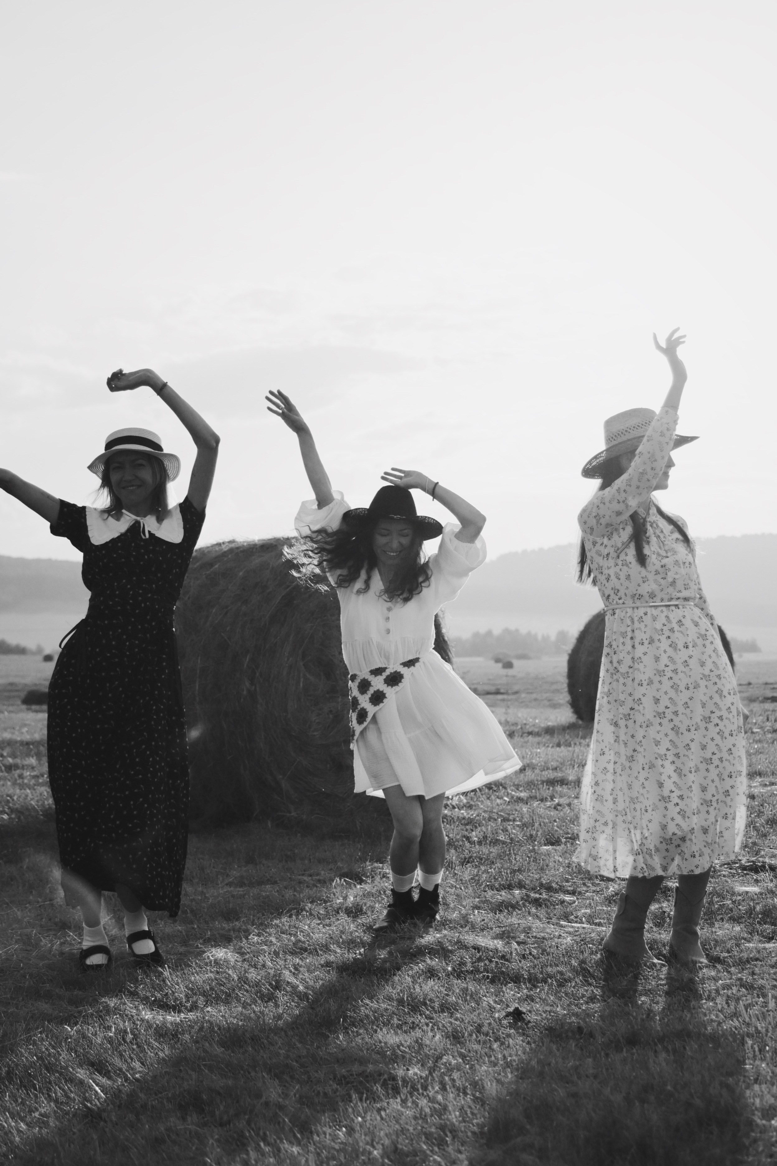 Три девицы на сене). Фотограф Марсель Батыршин