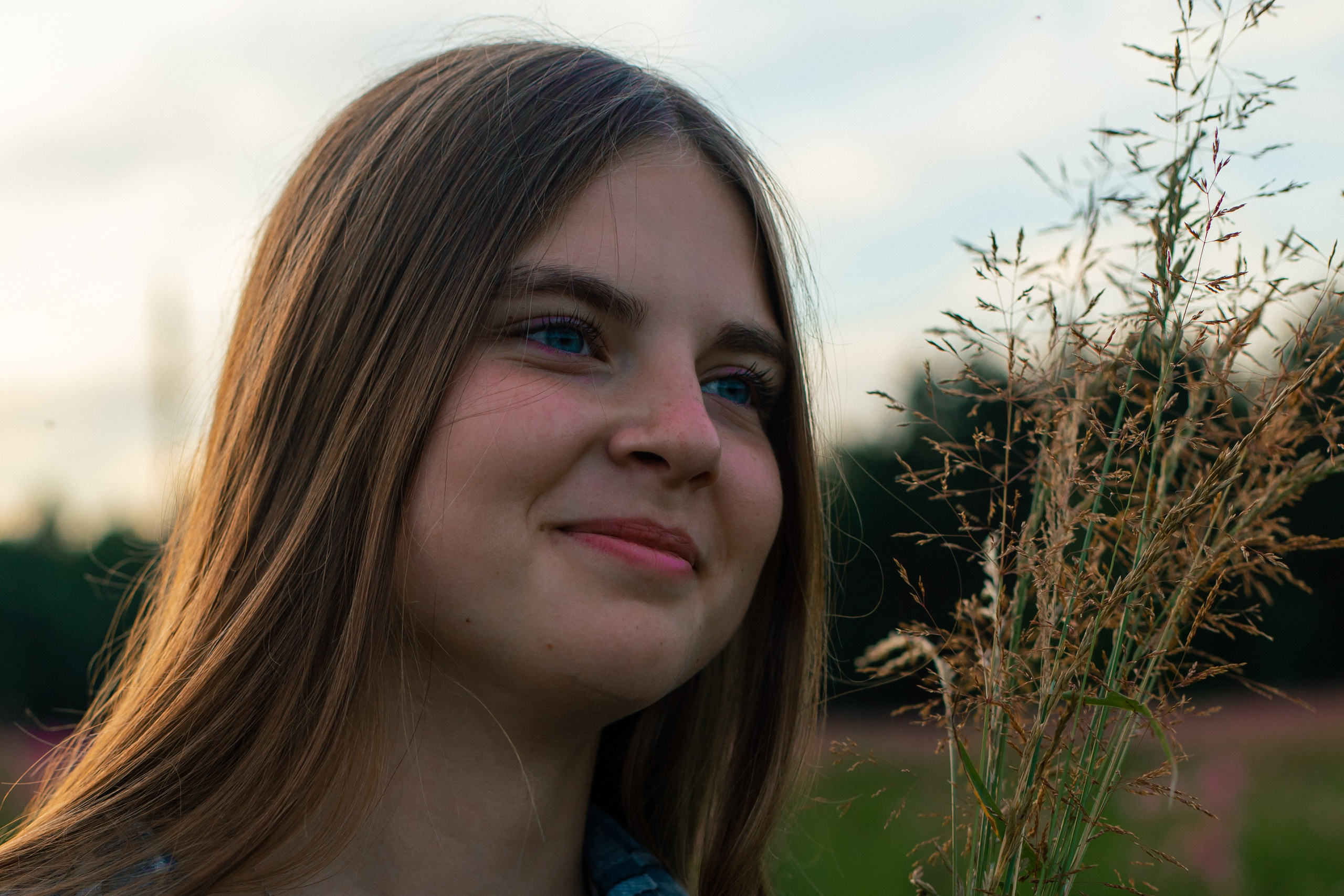 Портретная съёмка Дарьи в поле Ангарск. Фотограф Ангарск Александра Зарубина