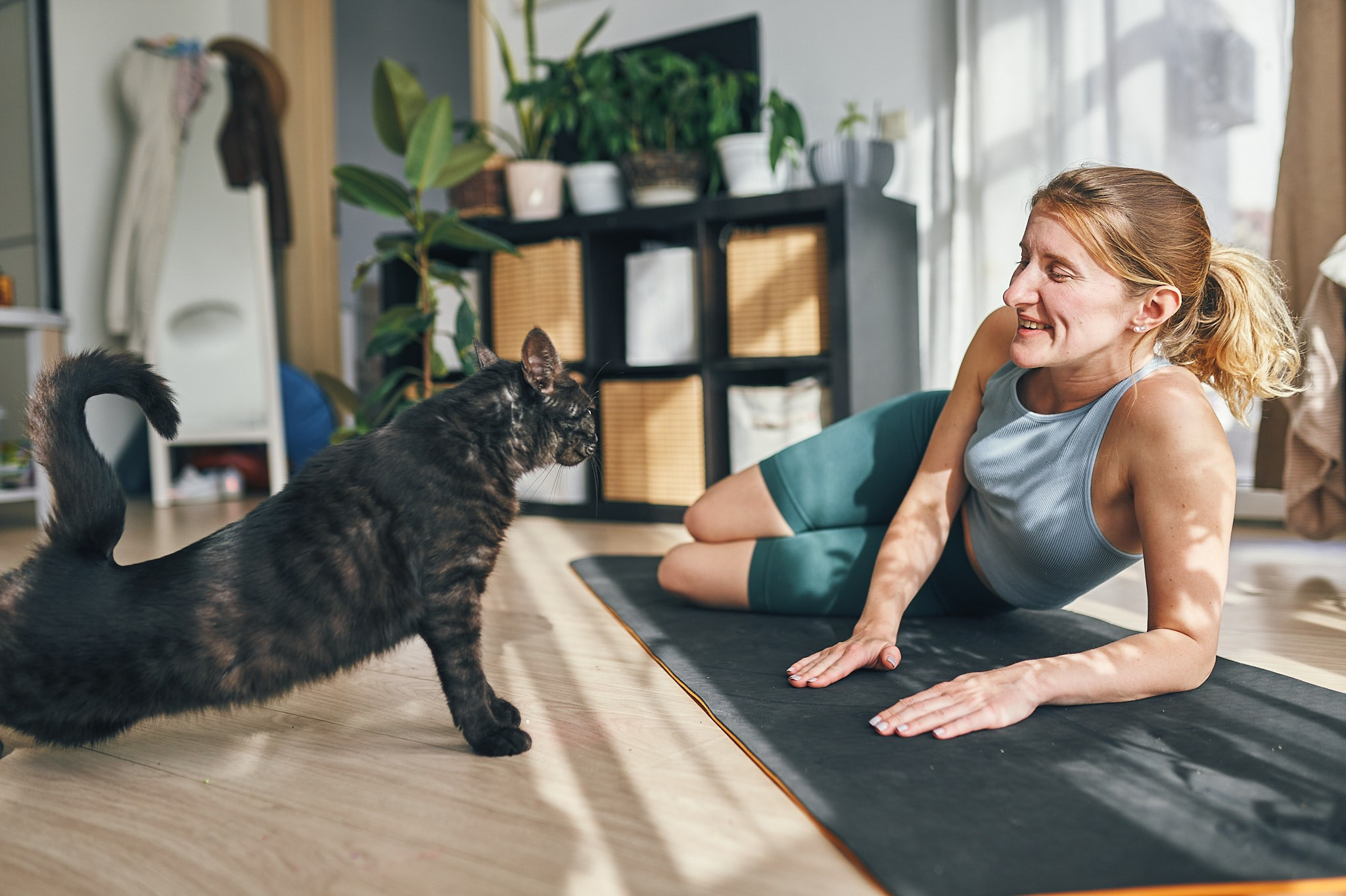 Репортажная съемка йога класса на берегу моря. Фотограф в Сочи Катя Гончарова
