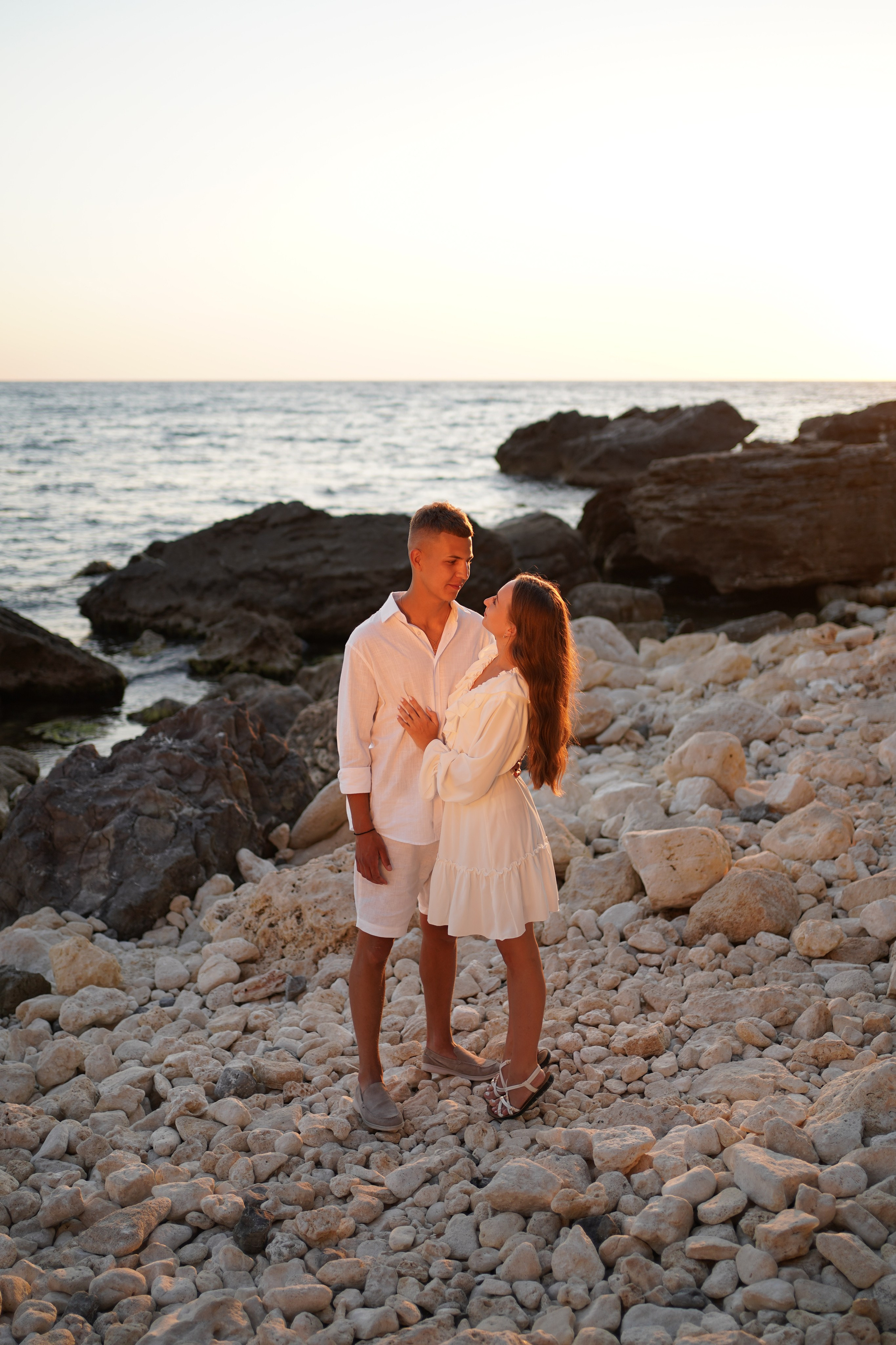 Матвей и Софья на фотосессии дикого пляжа Грот Дианы в Крыму. Свадебный фотограф в Ростове-на-Дону. Таинство Крещения и Венчания, семейные фотосессии. Алёна Чёботова