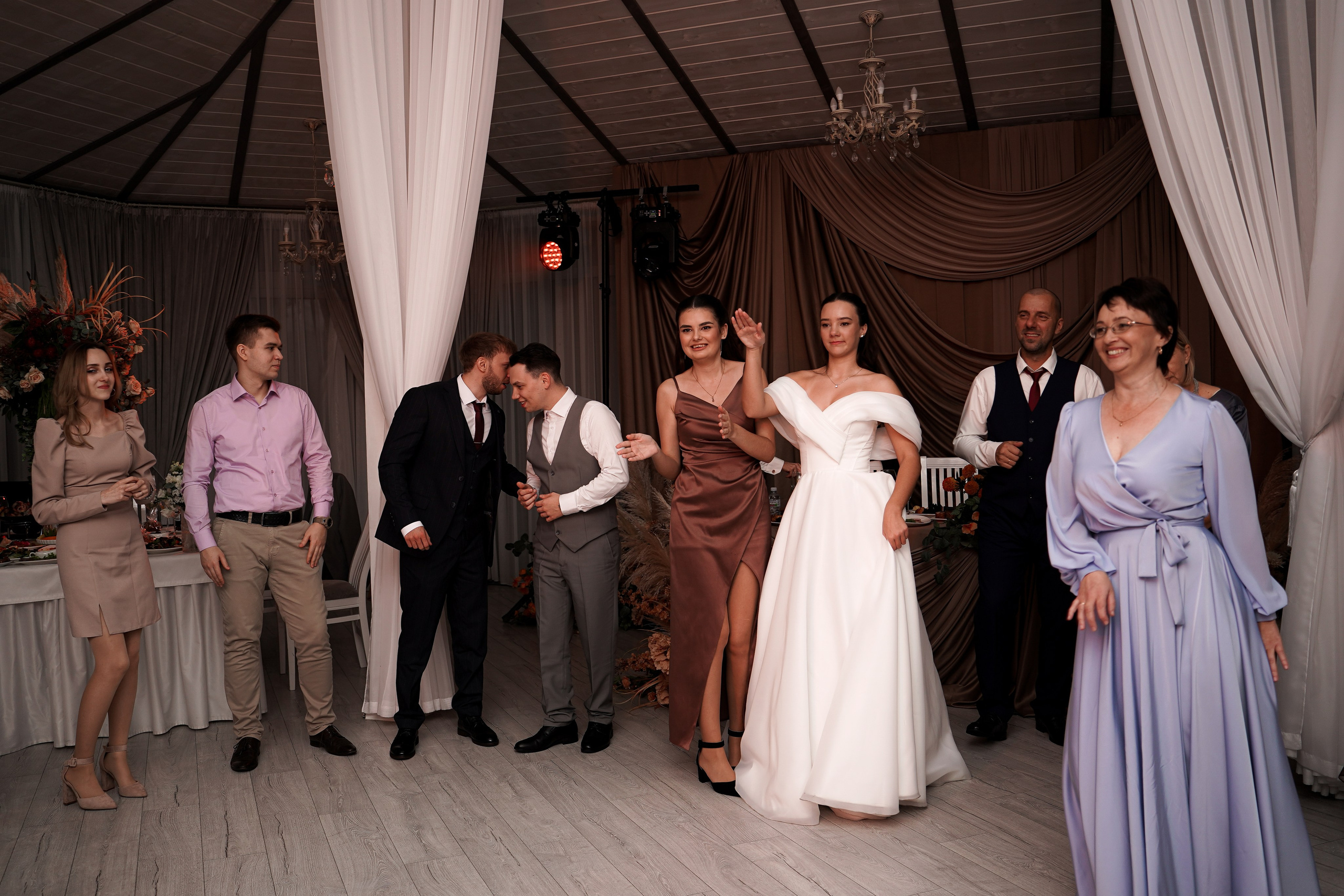 Свадебный банкет в беседке. Свадебный фотограф в Ростове-на-Дону. Таинство Крещения и Венчания, семейные фотосессии. Алёна Чёботова