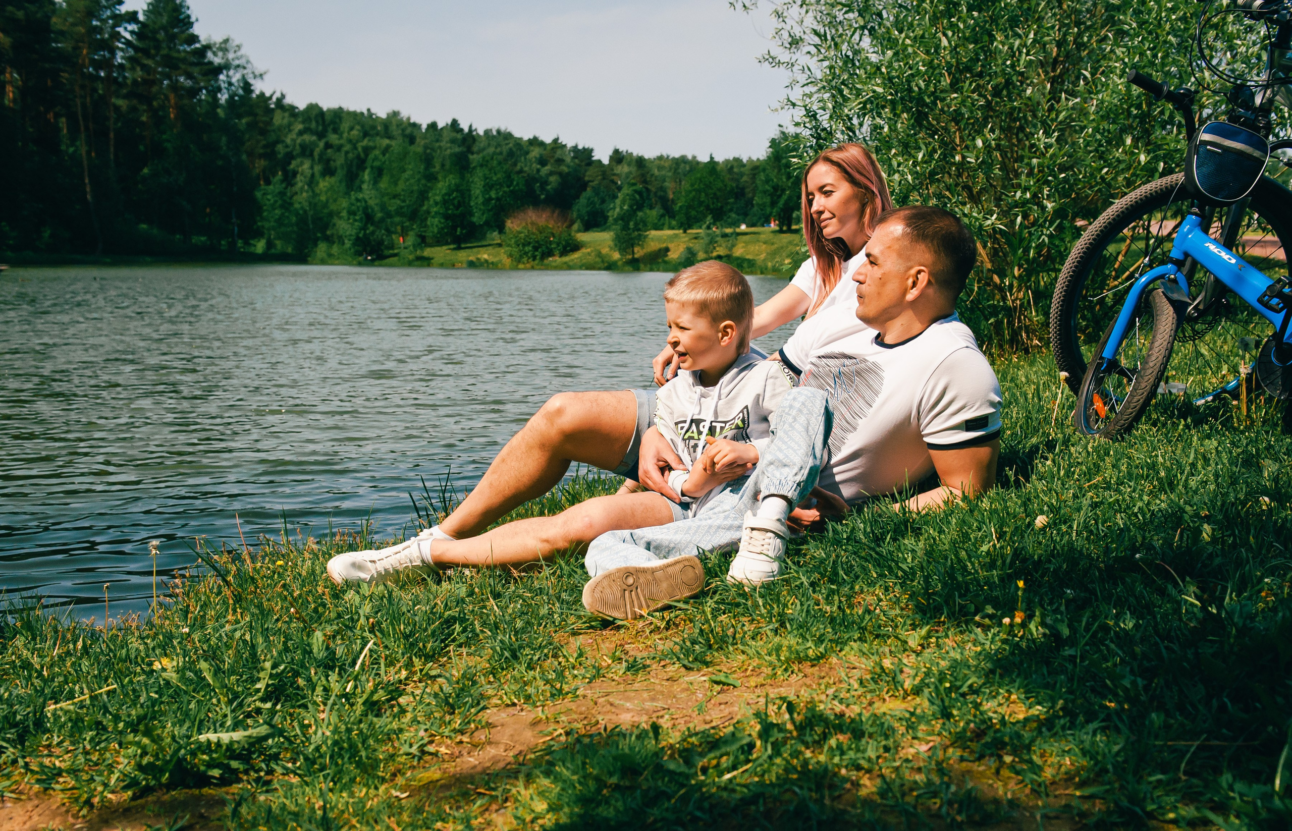 семейная фотосессия на природе, фотосессия в парке на качелях, живые эмоции