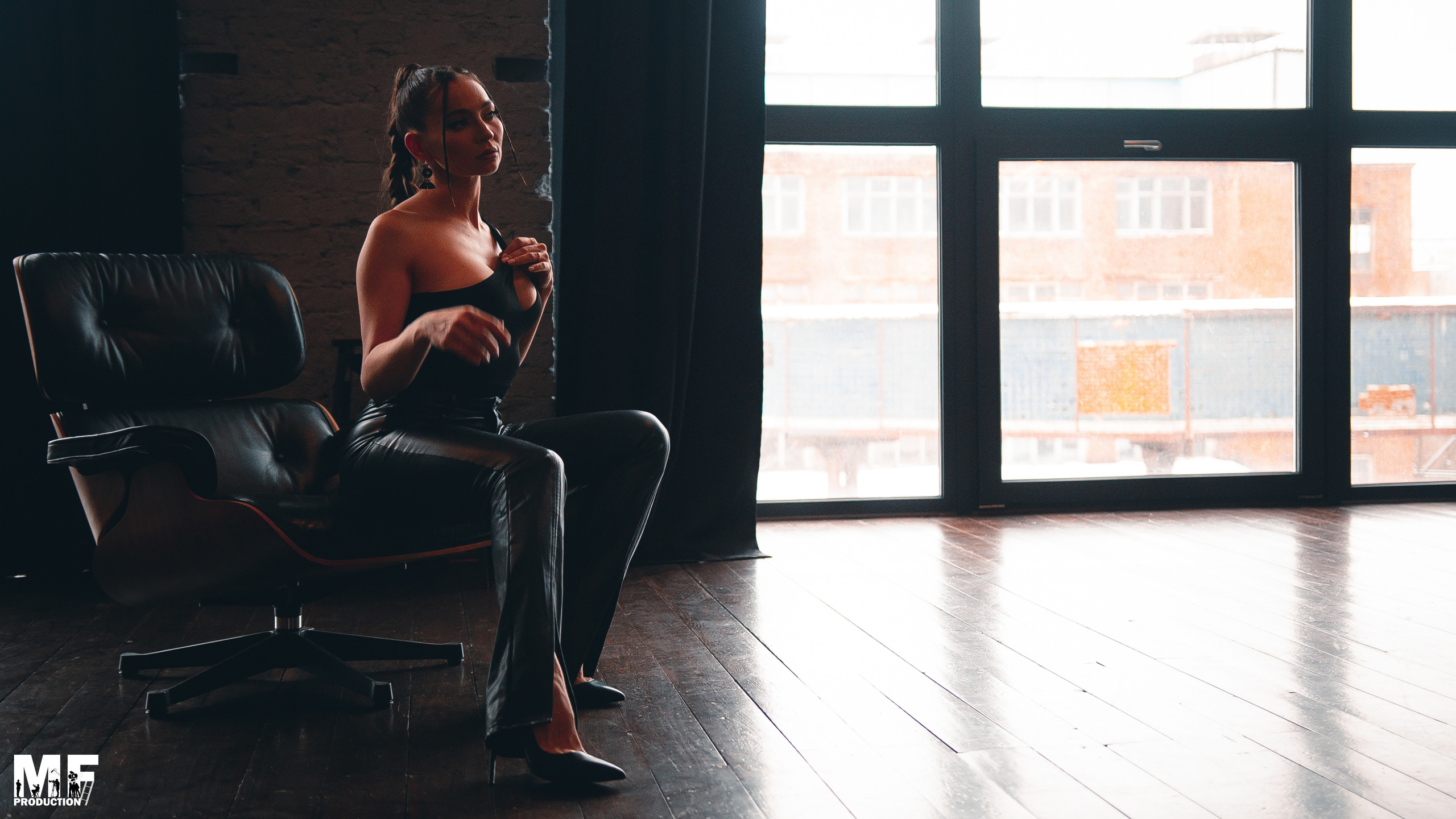 STUDIO — JULIA. MOVIE FAMILY PRODUCTION