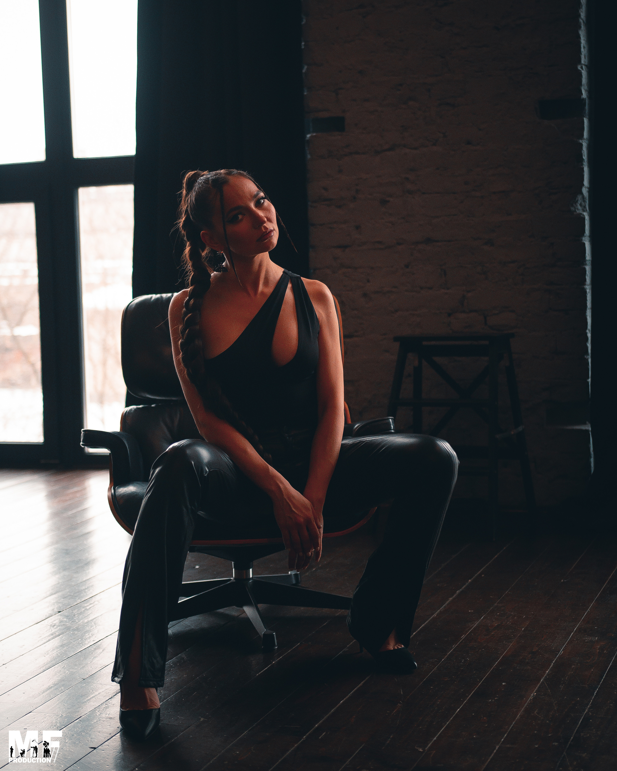 STUDIO — JULIA. MOVIE FAMILY PRODUCTION