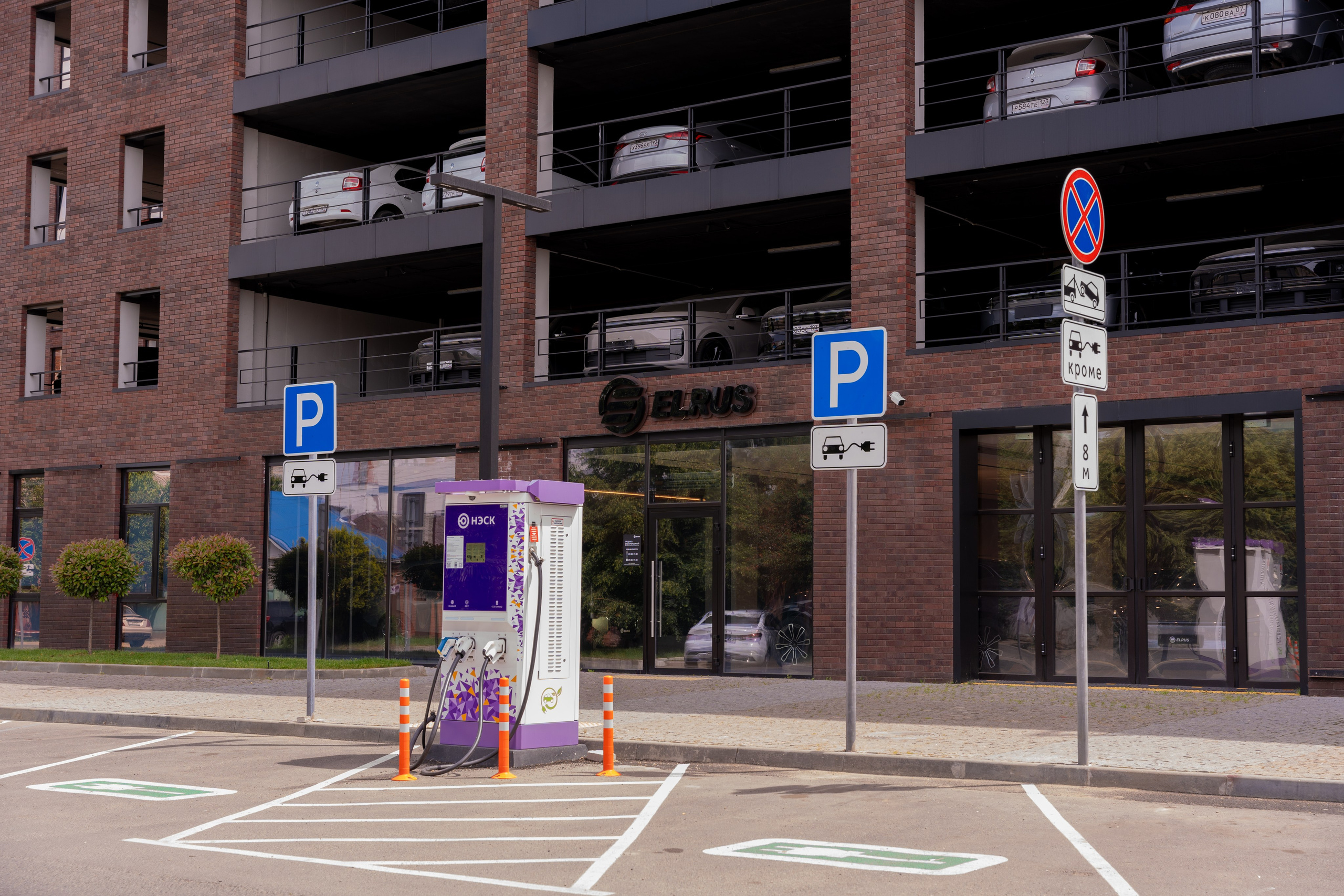 Интерьерная фотосъемка автосалона Elrus в Краснодаре. Zeekr, LiXiang Профессиональная фотосъемка интерьера премиум-автосалона в Краснодаре. Шедевры для Вас! Фотограф и Видеограф в Краснодаре Пахиев Руслан