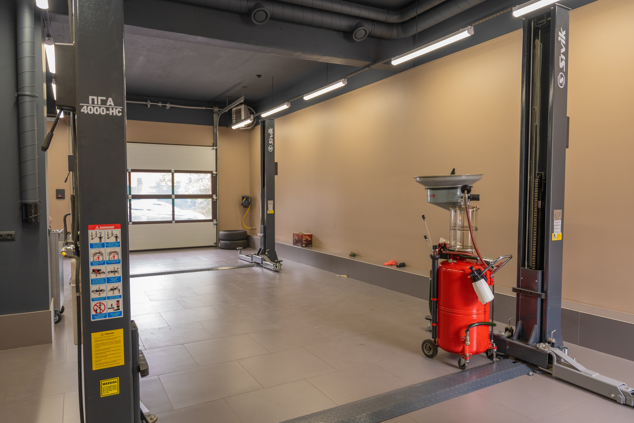 Интерьерная фотосъемка автосалона Elrus в Краснодаре. Zeekr, LiXiang Профессиональная фотосъемка интерьера премиум-автосалона в Краснодаре. Шедевры для Вас! Фотограф и Видеограф в Краснодаре Пахиев Руслан