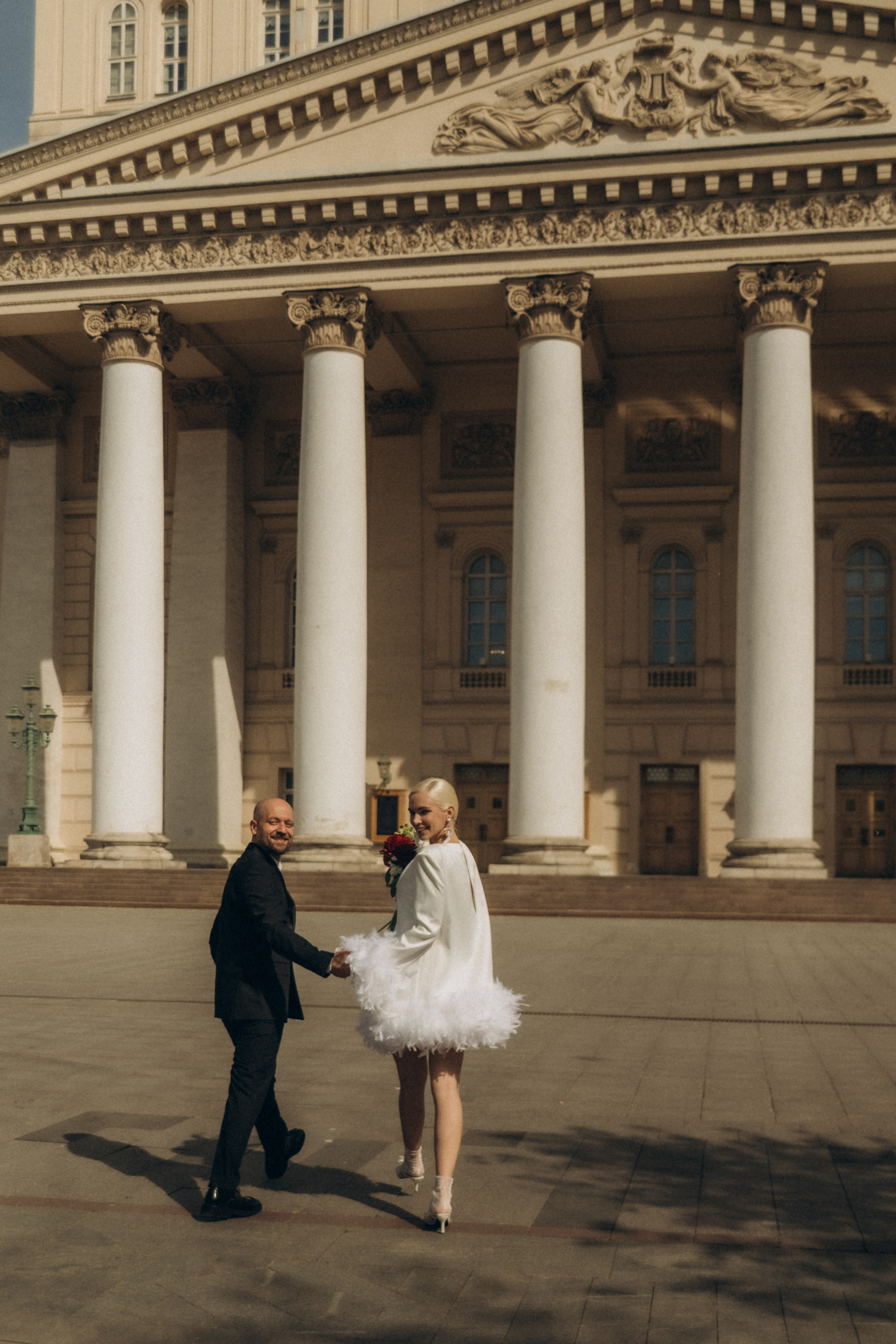 Прогулка у Большого театра. Гаврилова Настя семейный фотограф lifestyle в Москве