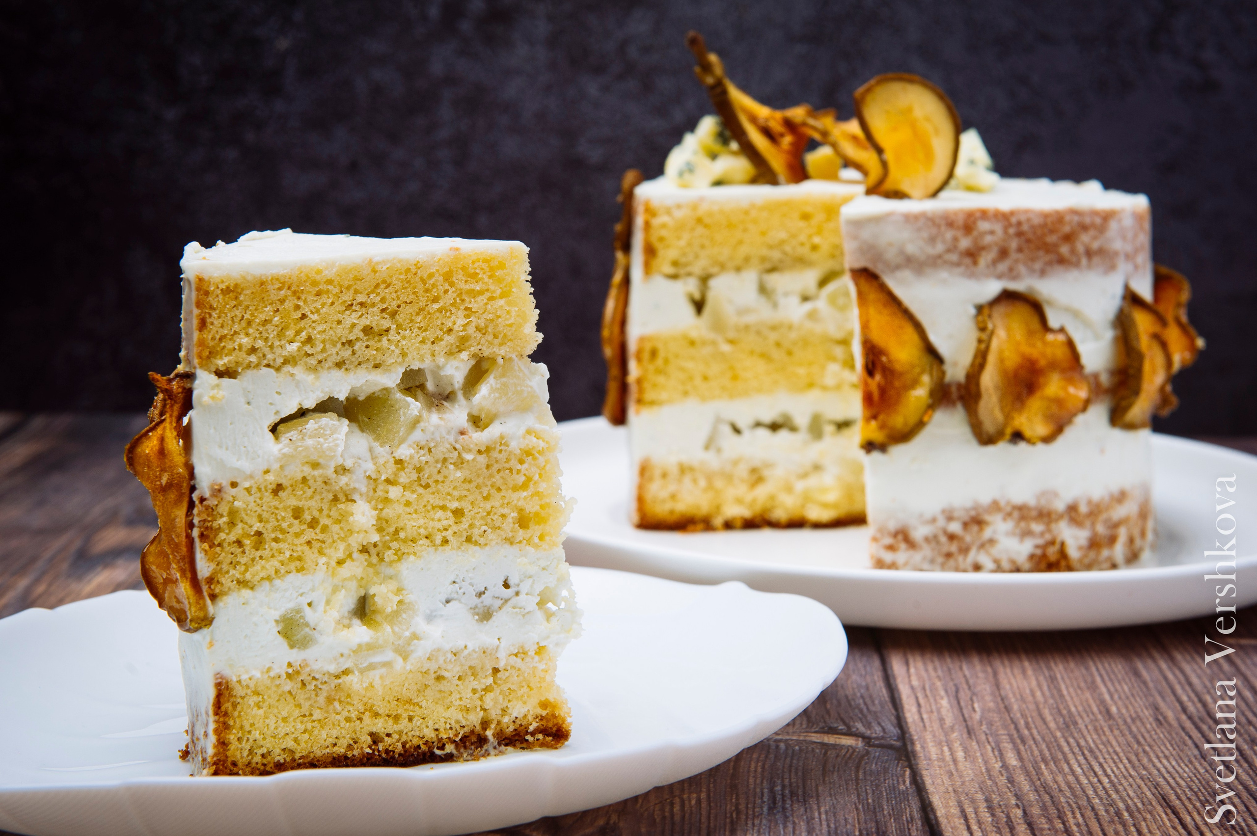 Грушевый торт. Ванильный бисквит, пропитанный сиропом груши и натуральной ванили. Начинка из грушевого компоте (груша томленая с натуральной ванилью в сахарном сиропе), крем на основе крем-чиза, взбитых сливок и легкий шлейф утонченности в креме придает сыр с голубой плесенью Дор Блю. 