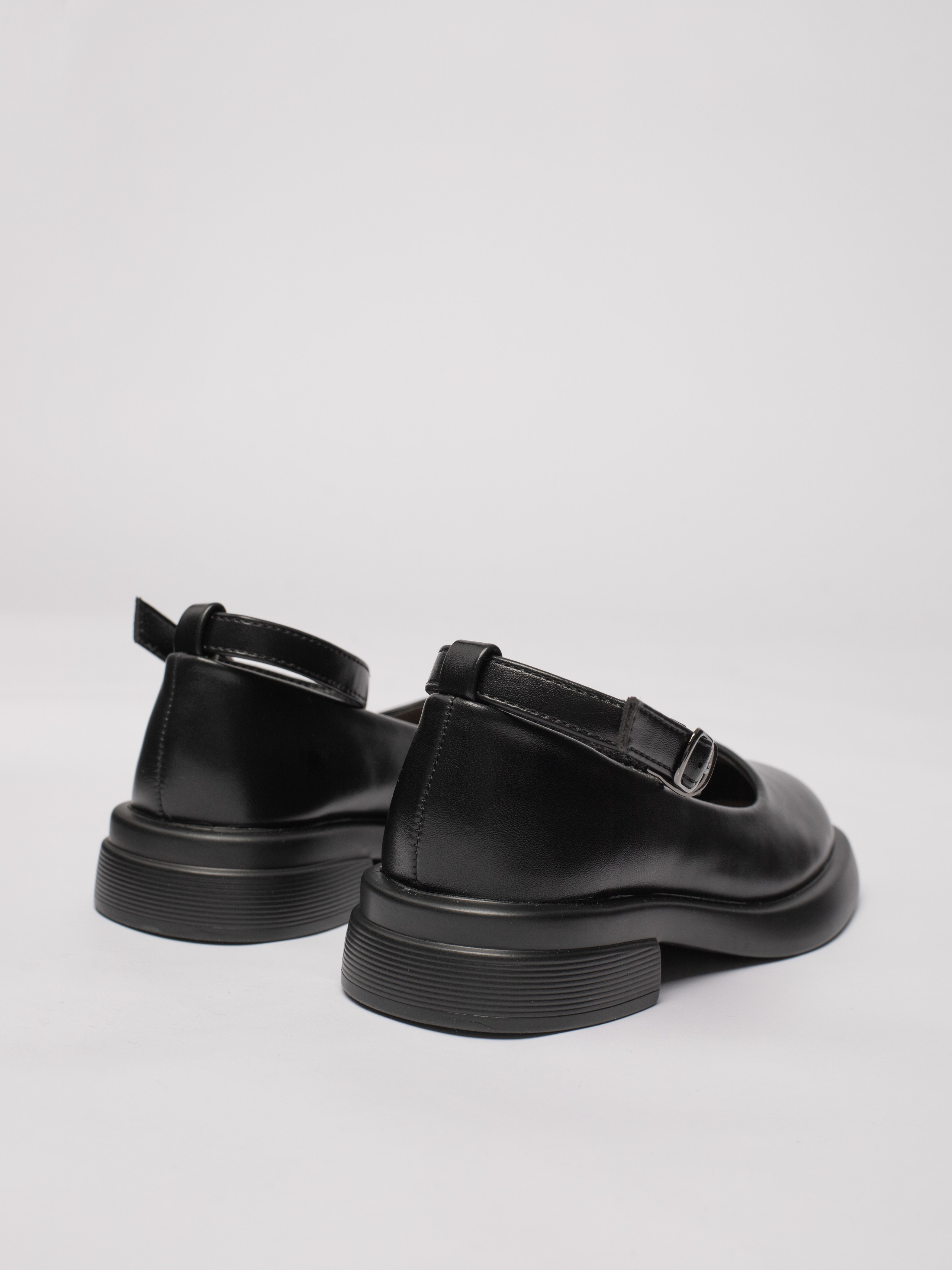 Школьные туфли. Фотостудия предметной и модельной съёмки для маркетплейсов