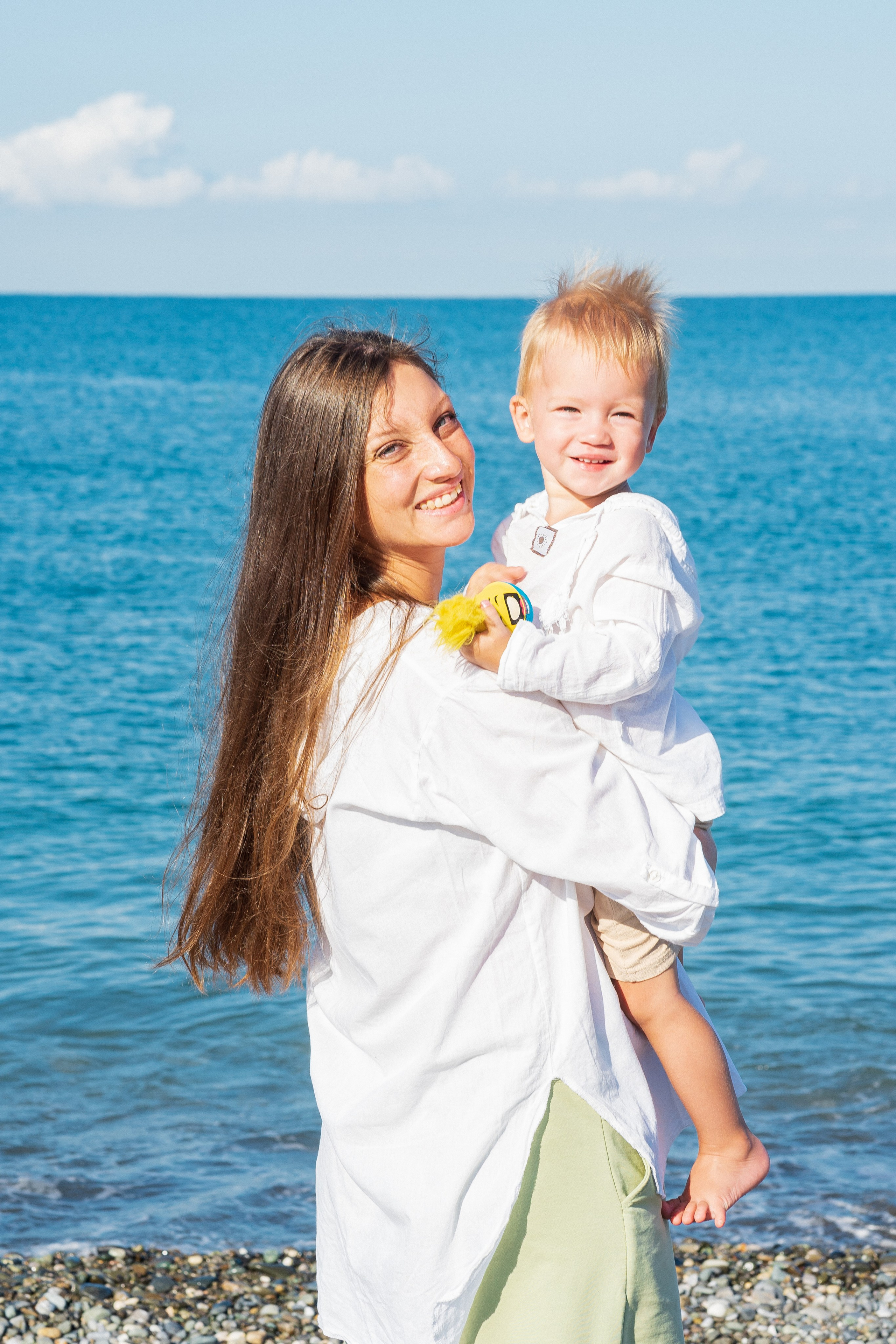Семейная летняя съемка на пляже и в сквере. Фотограф в Сочи Тиунова Маргарита и Тиунов Евгений