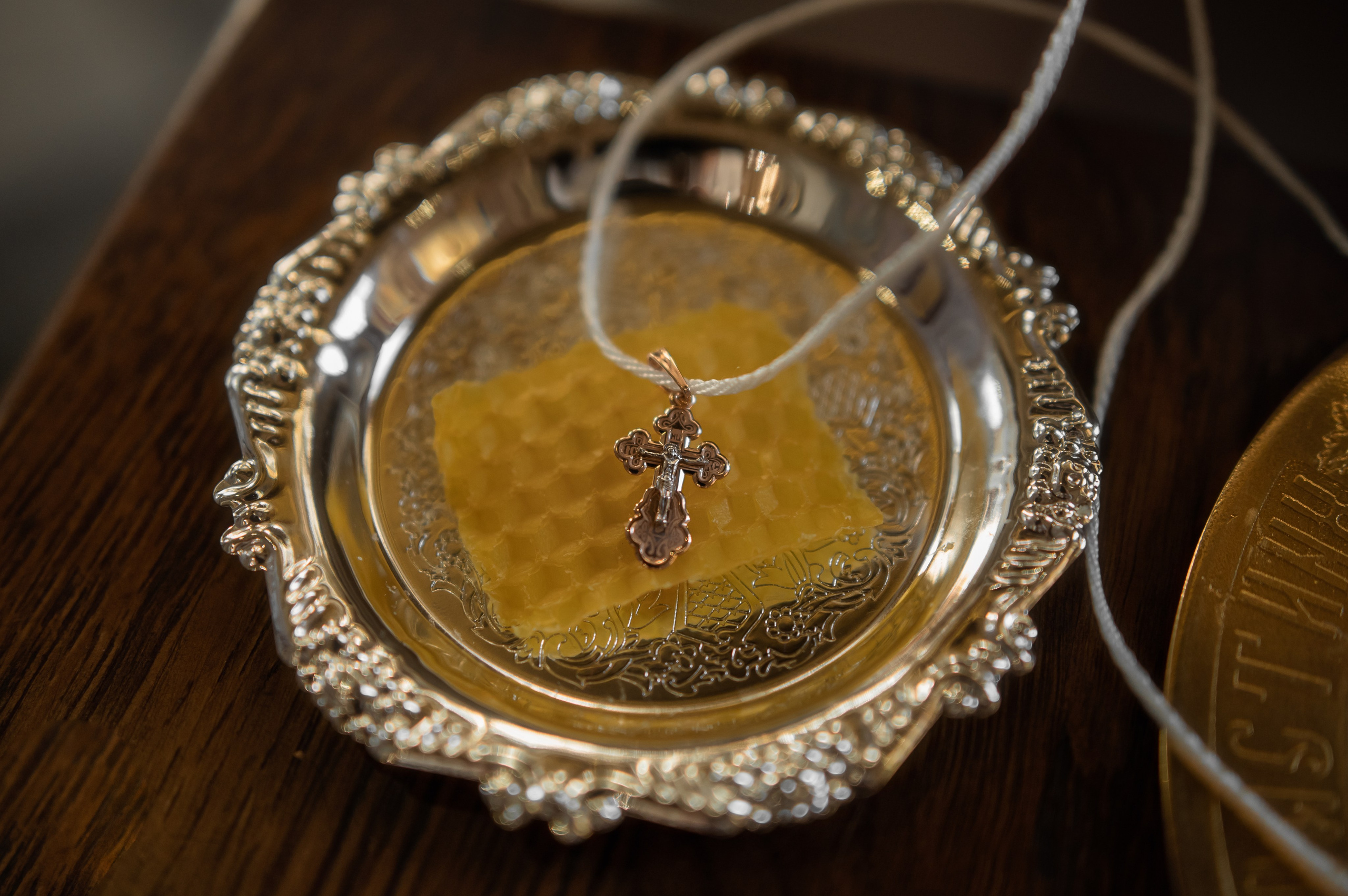 крестик лежит на блюдечке в Исаакиевском соборе