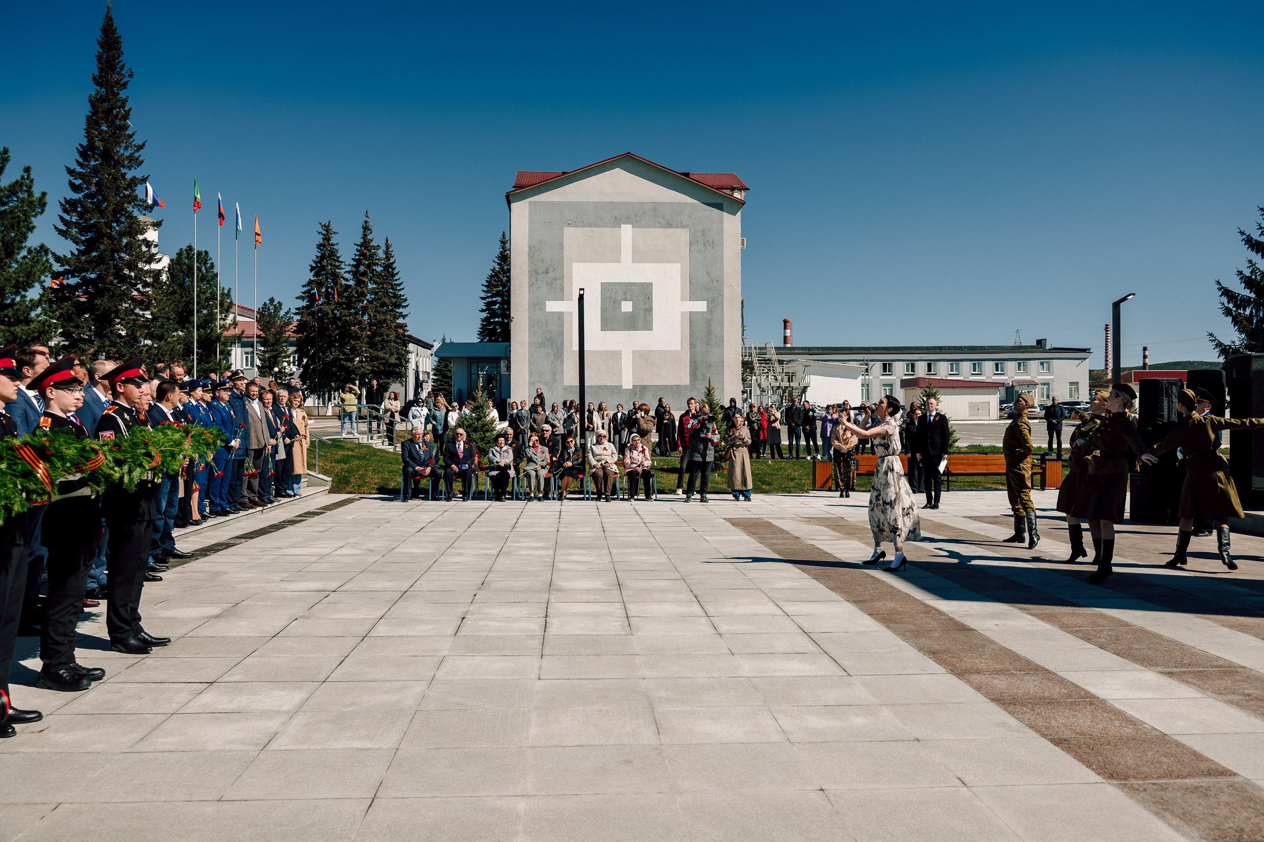 Торжественный митинг, посвящённый открытию Мемориала Славы воинам-новотрубникам. Лёшка Варзегов — фотограф