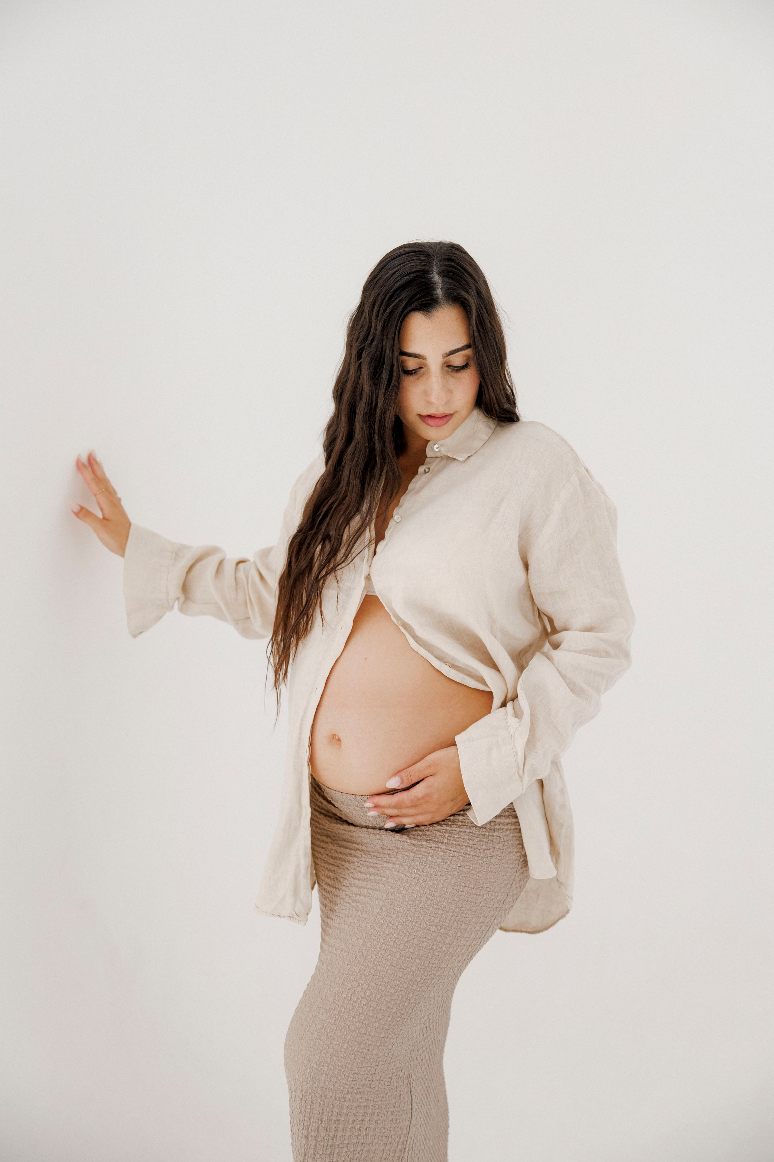 Pregnancy photoshoot inside the Grey Studio. Главная