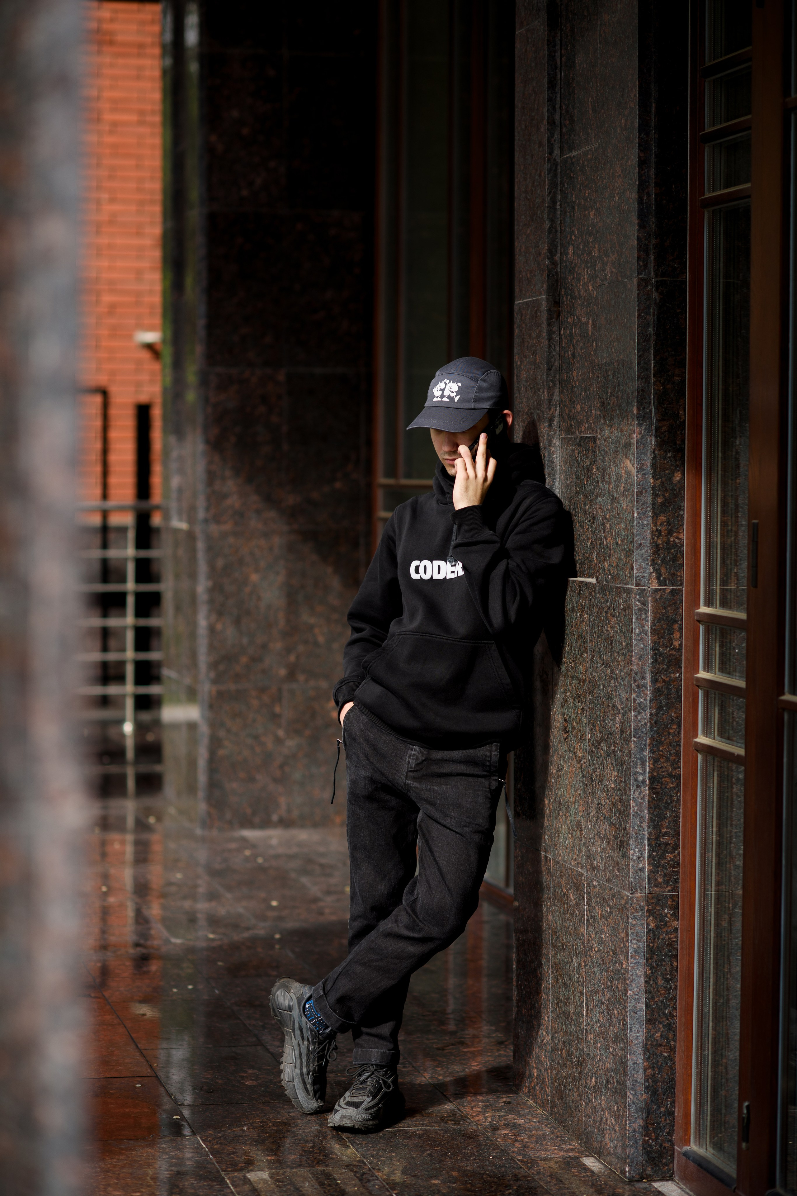 Фотосессия мальчика-подростка в городе. Главная