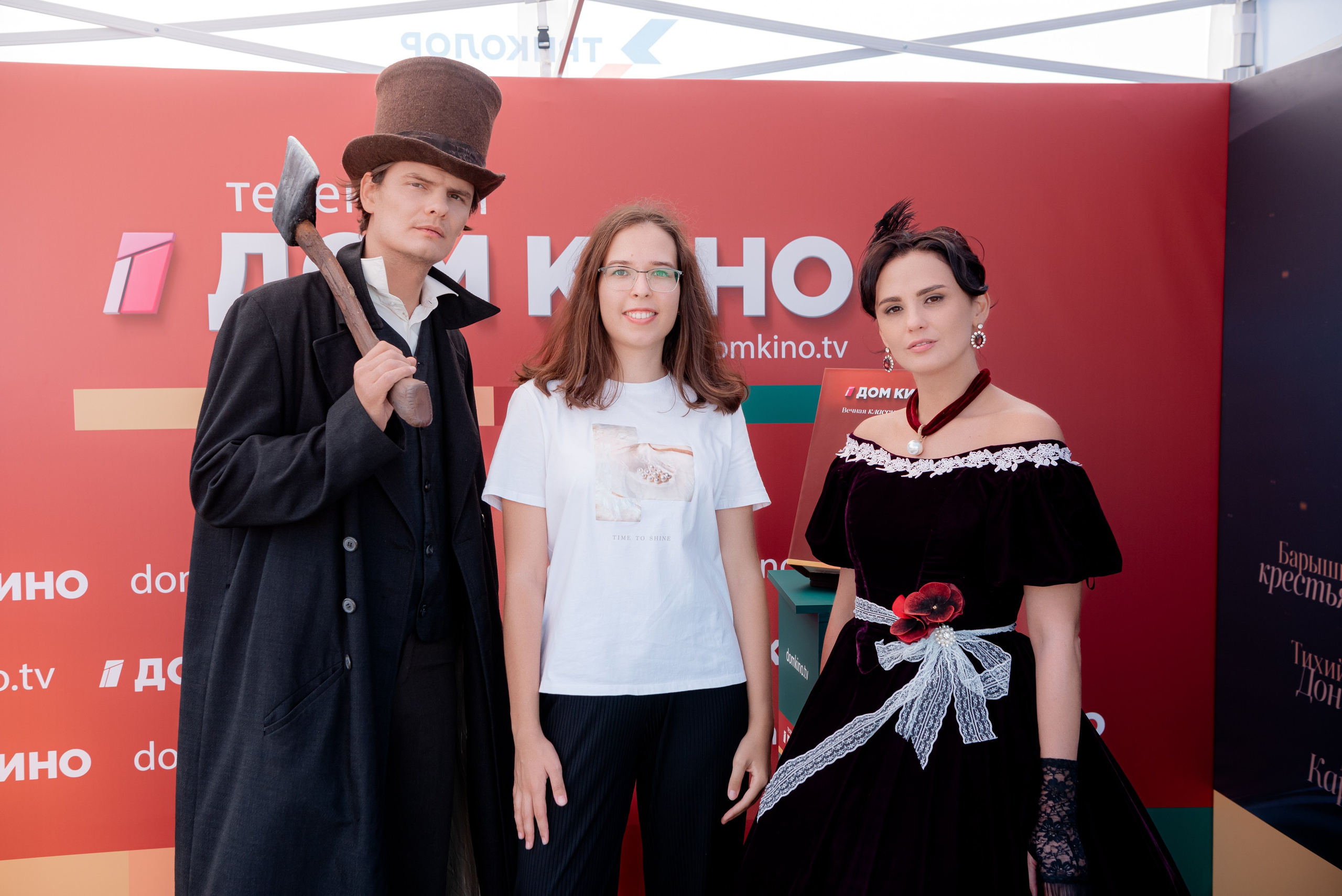 Портретные фото с артистами в палатке Триколор Дом Кинов на день города Волгоград. Фотограф в Волгограде и Волжском Александр Горбань