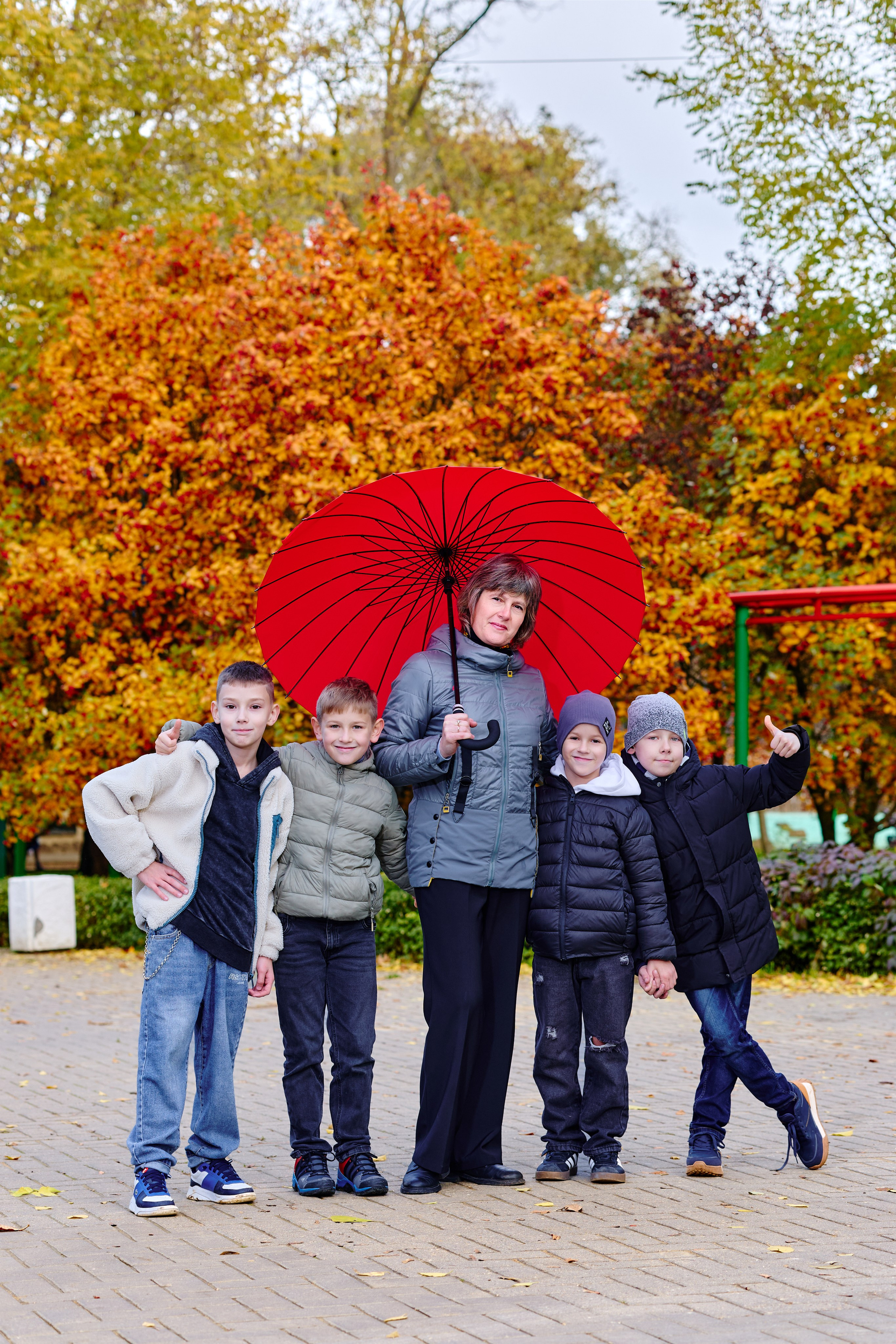 Прогулка в парке классом. Фотограф Выпускные альбомы Таганрог Сергей Коробченко