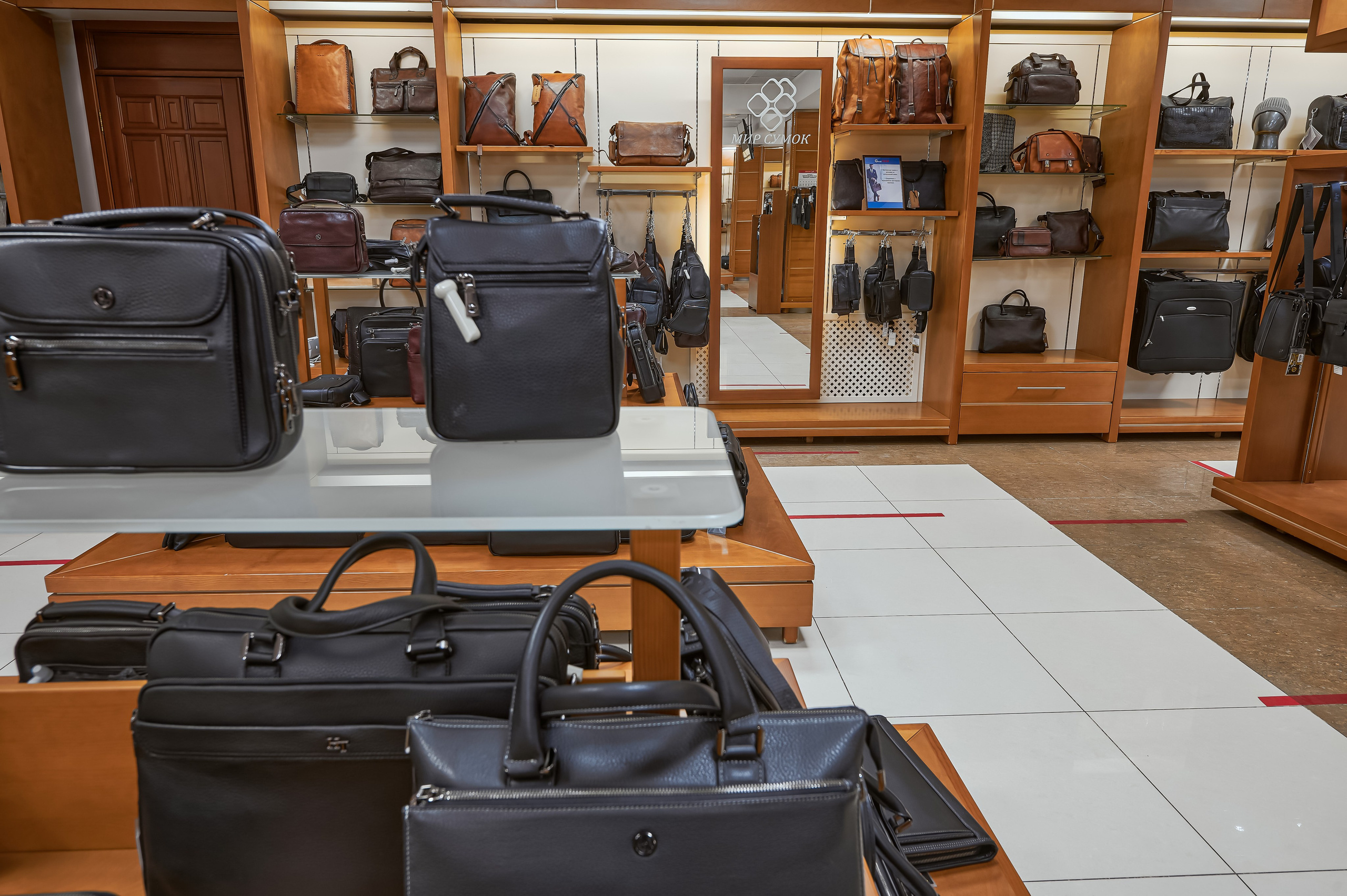 Портфолио по интерьерной и экстерьерной фотосъёмки: Мир Сумок — Правый берег. Фотограф Яковлев Роман — Красноярск