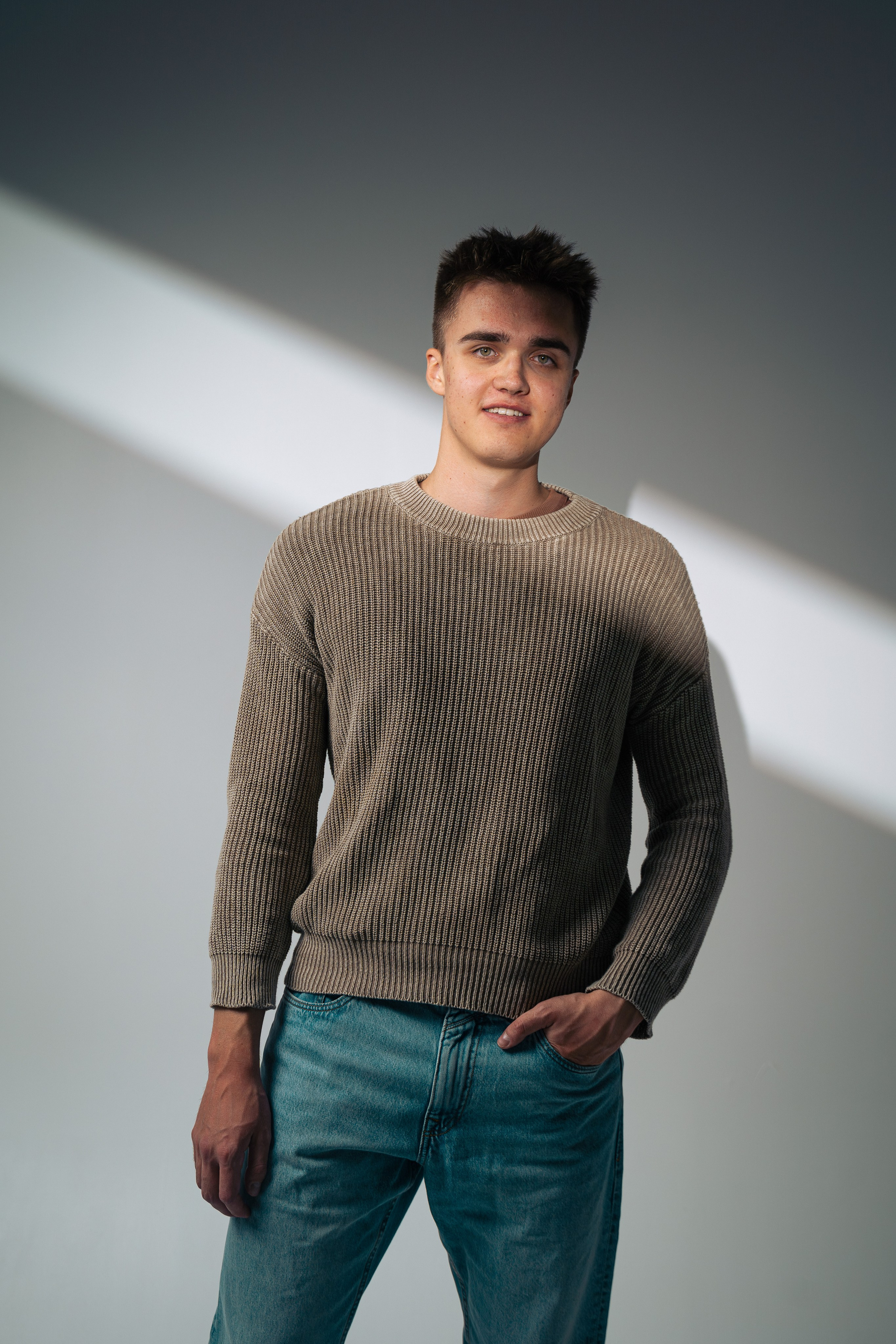 Портрет мужчины в casual-образе, стильная фотосессия в студии