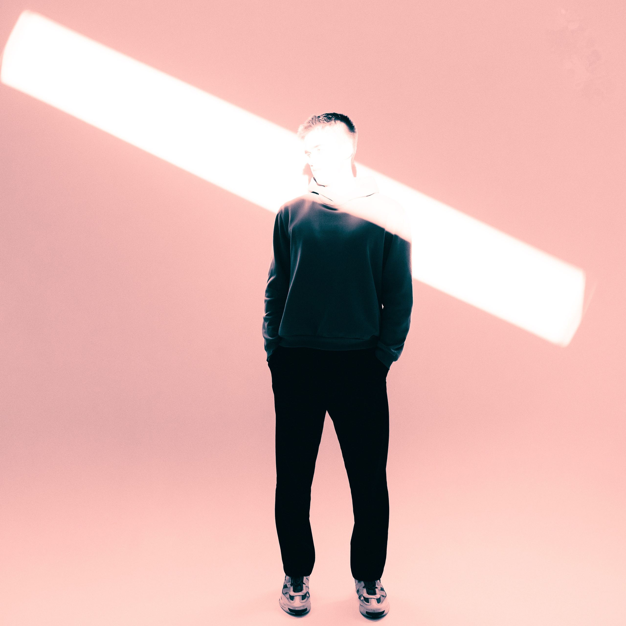 Портрет мужчины в студии с креативным освещением для личного бренда