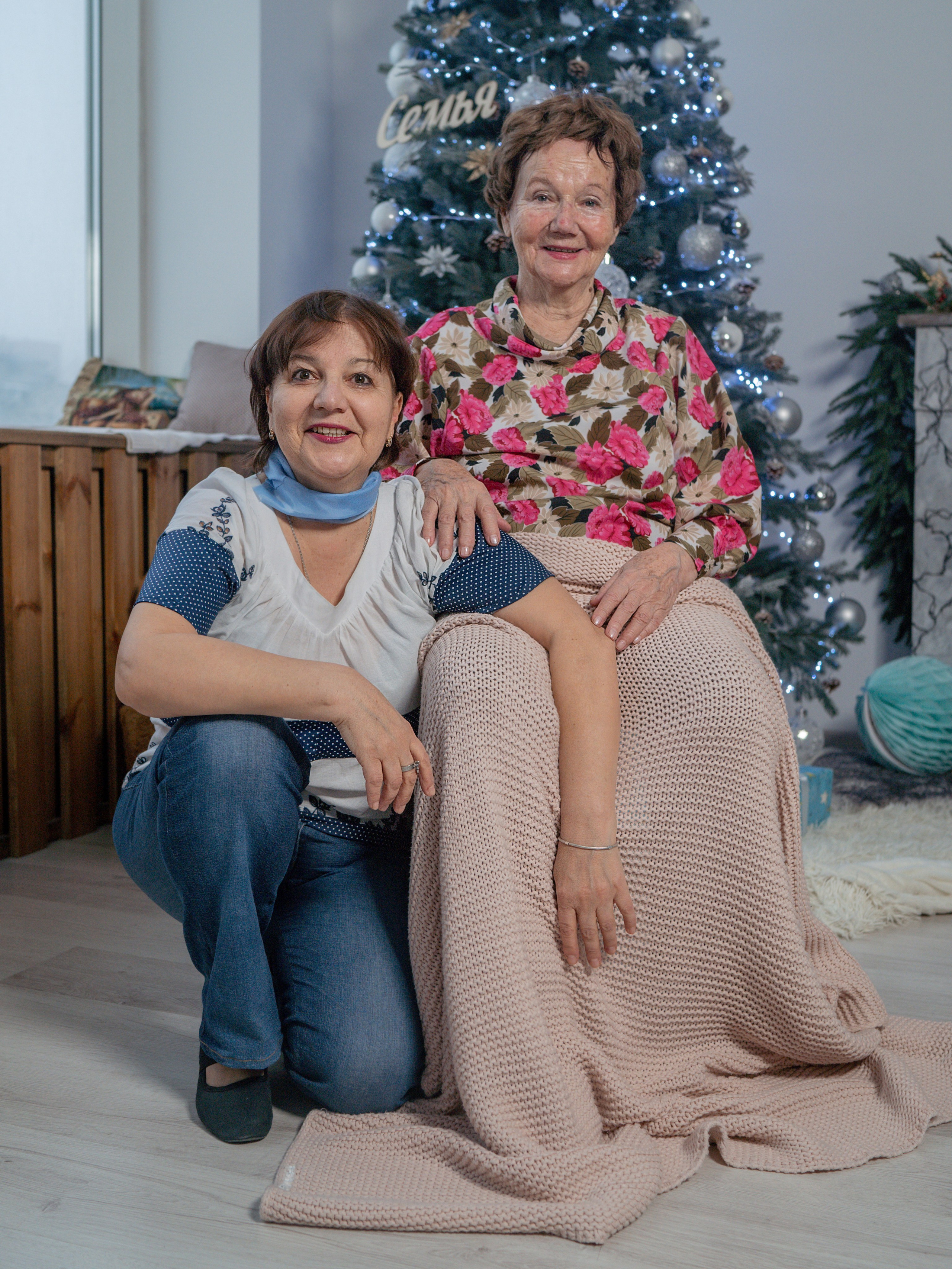 С бабушками. Фотограф Зинаида Евдокимова