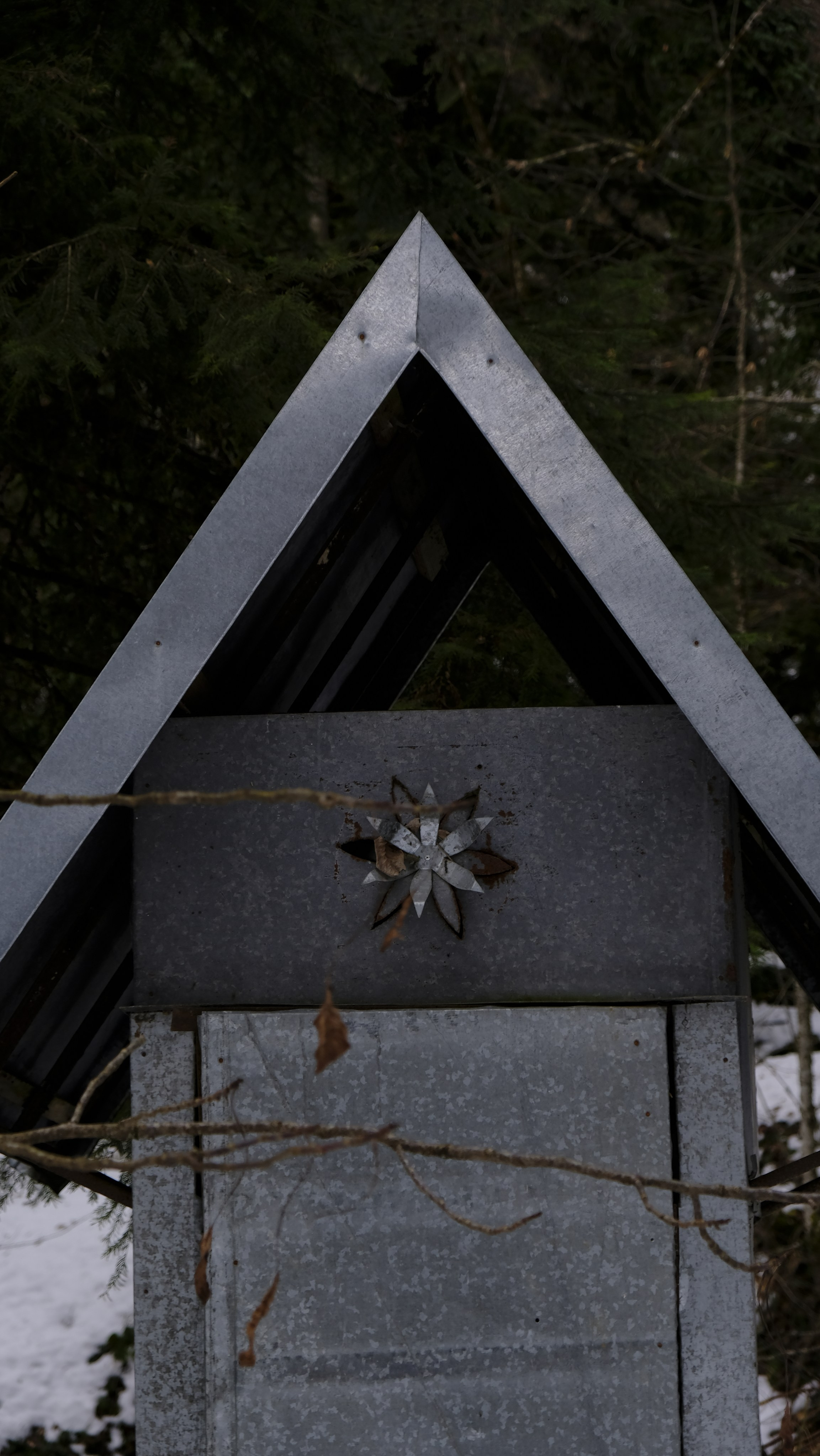 Сталинская дача на Рице зимой. Главная