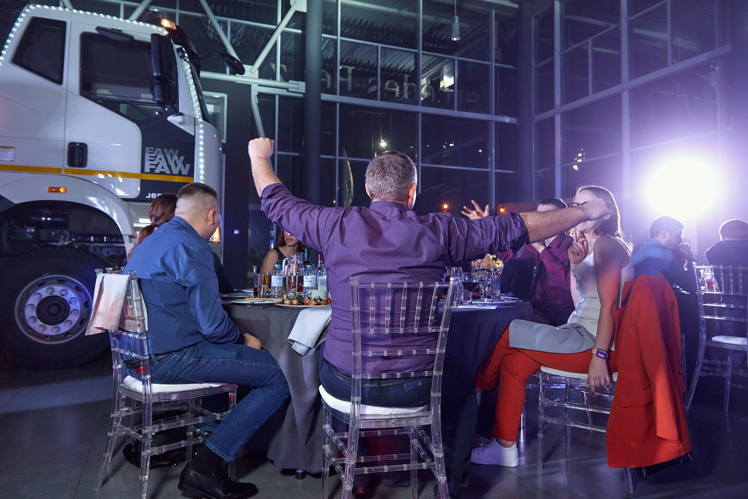 Транс-Инвест / Новогодний корпоратив на территории автосалона. Антон Артюшин, портретный фотограф. Москва