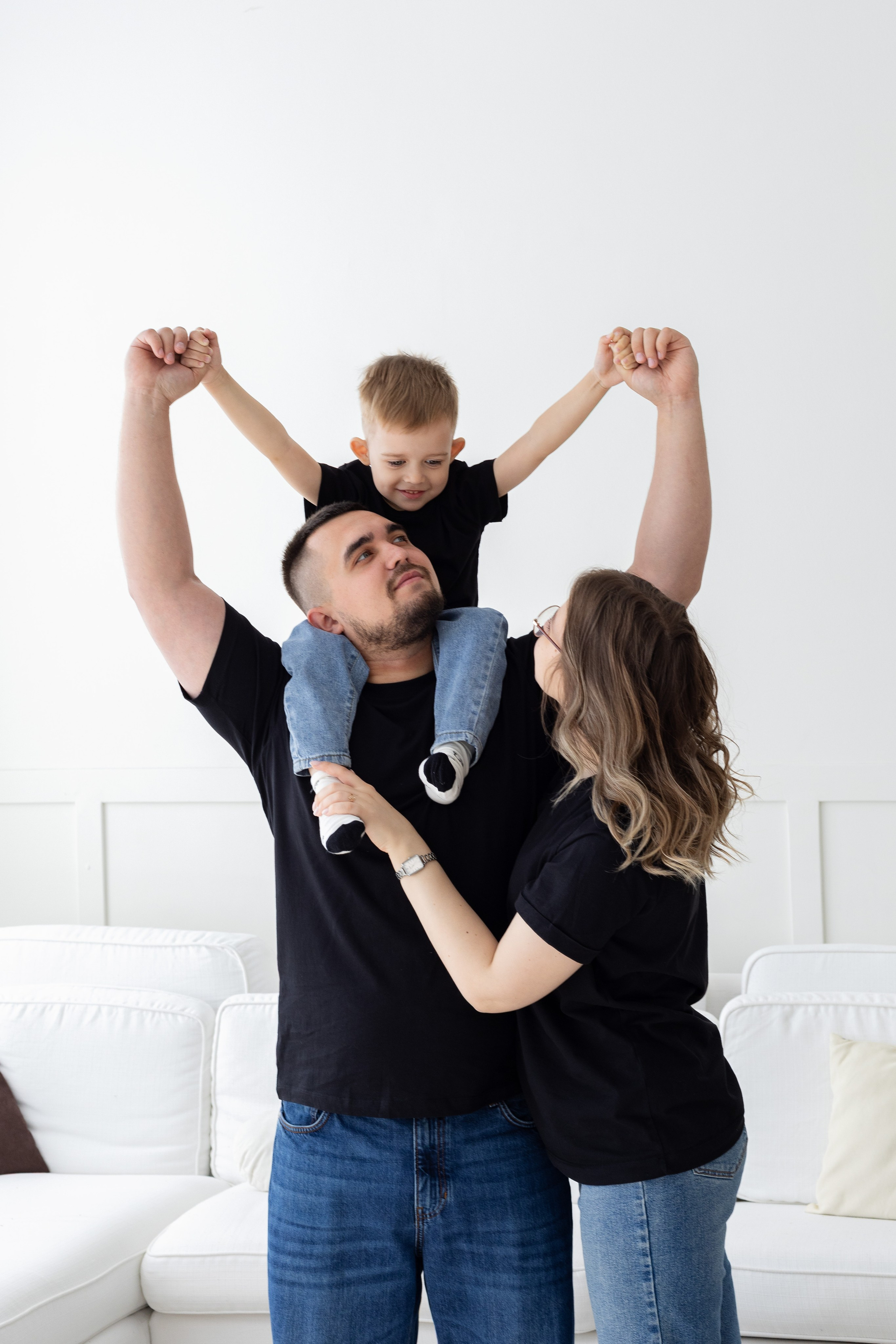 Семейная фотосессия в студии (Михаил, Крестина и Макар). Женский фотограф в Орске Новотроицке Динара Долганова