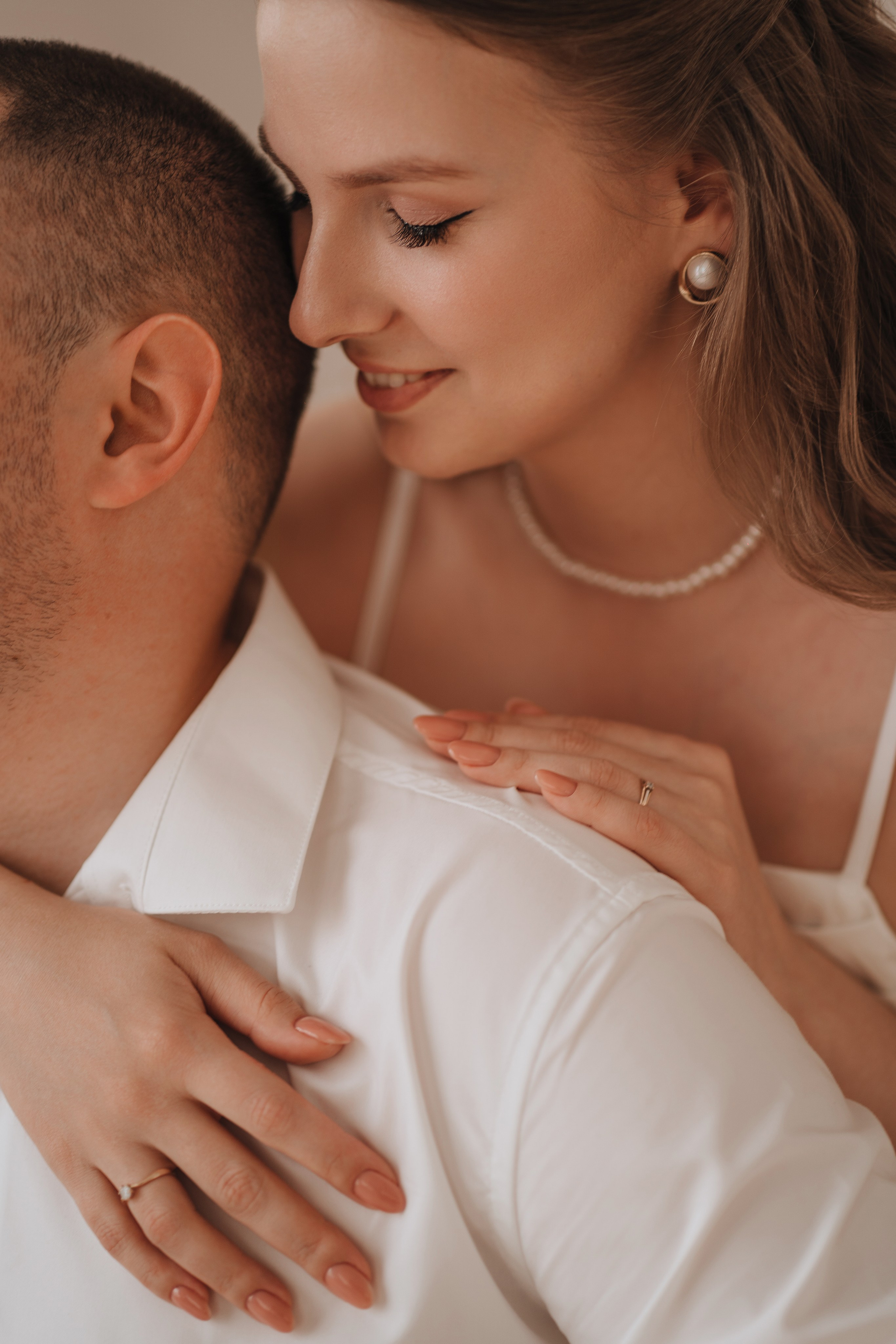 Портрет девушки, обнимающая молодого человека