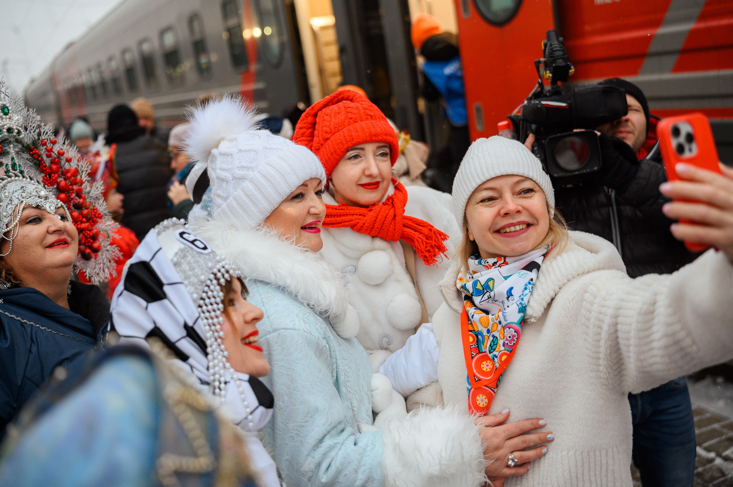 Новогодние волонтеры | Открытие Новогодней столицы Кирова 2025. Репортажный фотограф в Кирове Александр Лутошкин