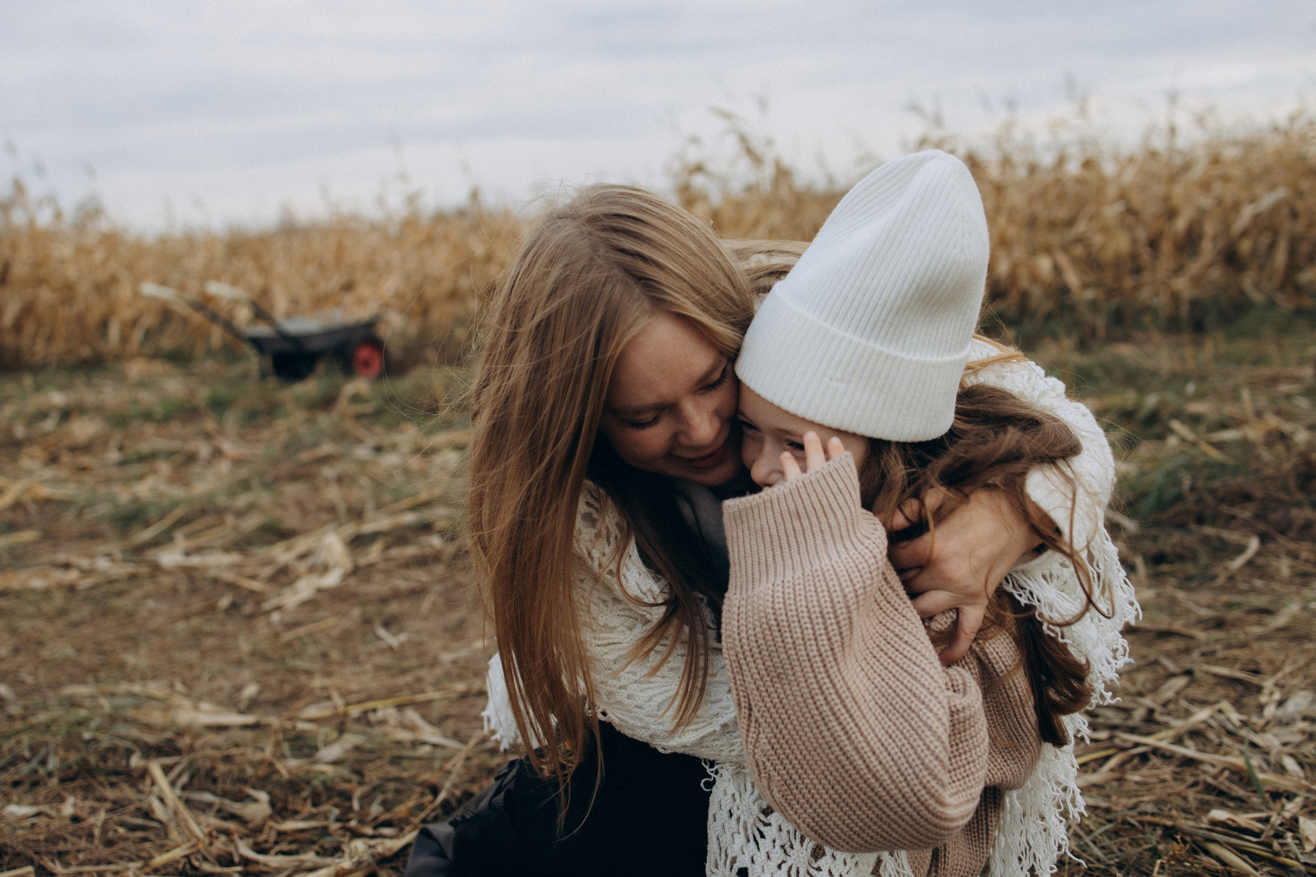 Оля, Ксюша и кукуруза. Фотограф Елена Рябцева