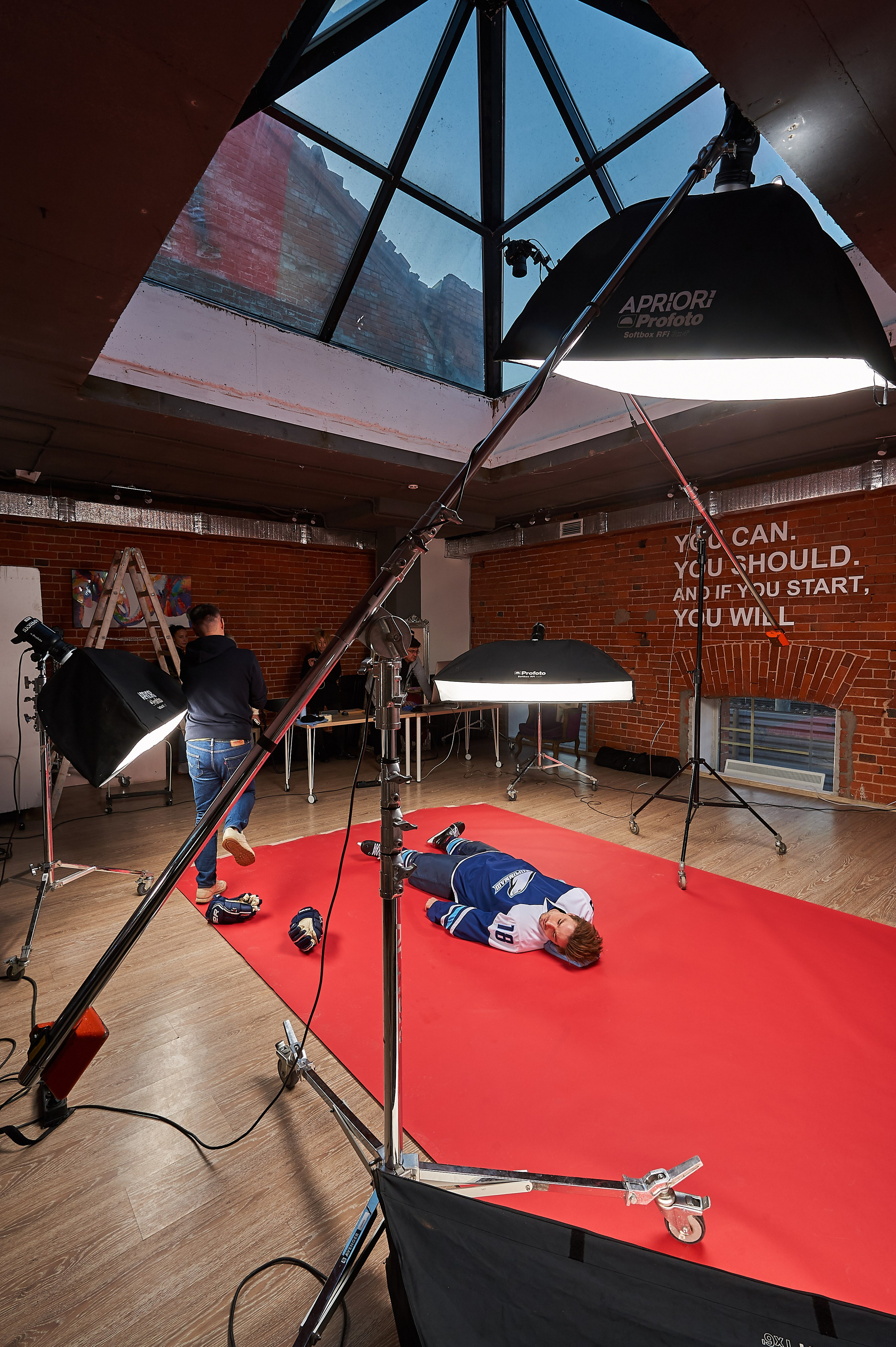 BACKSTAGE. Www.apowerstudio.com