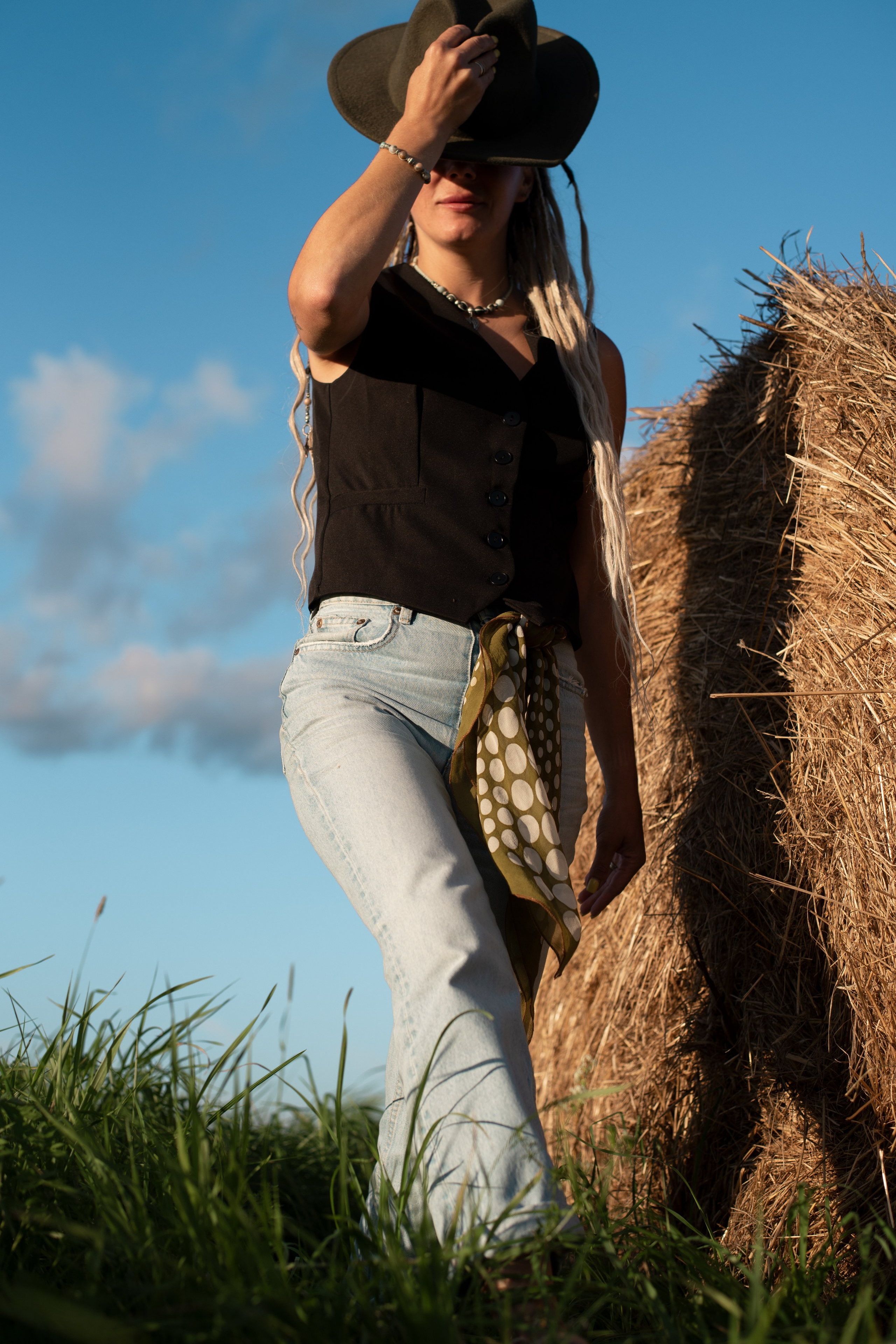 Портретная съемка, портрет девушки, фотография, фотограф спб, портретный фотограф спб, студийная съемка, съемка в студии, профессиональный фотограф, фотосессии дома, фотосессия с девушкой, домашние съемки, фотосессия с парнем, фото со стогами, летняя фотосессия, фотосессия в поле, стога, лето, поле, lifestyle фотография, фотограф спб, питер фотограф, лавстори, лайфстайл