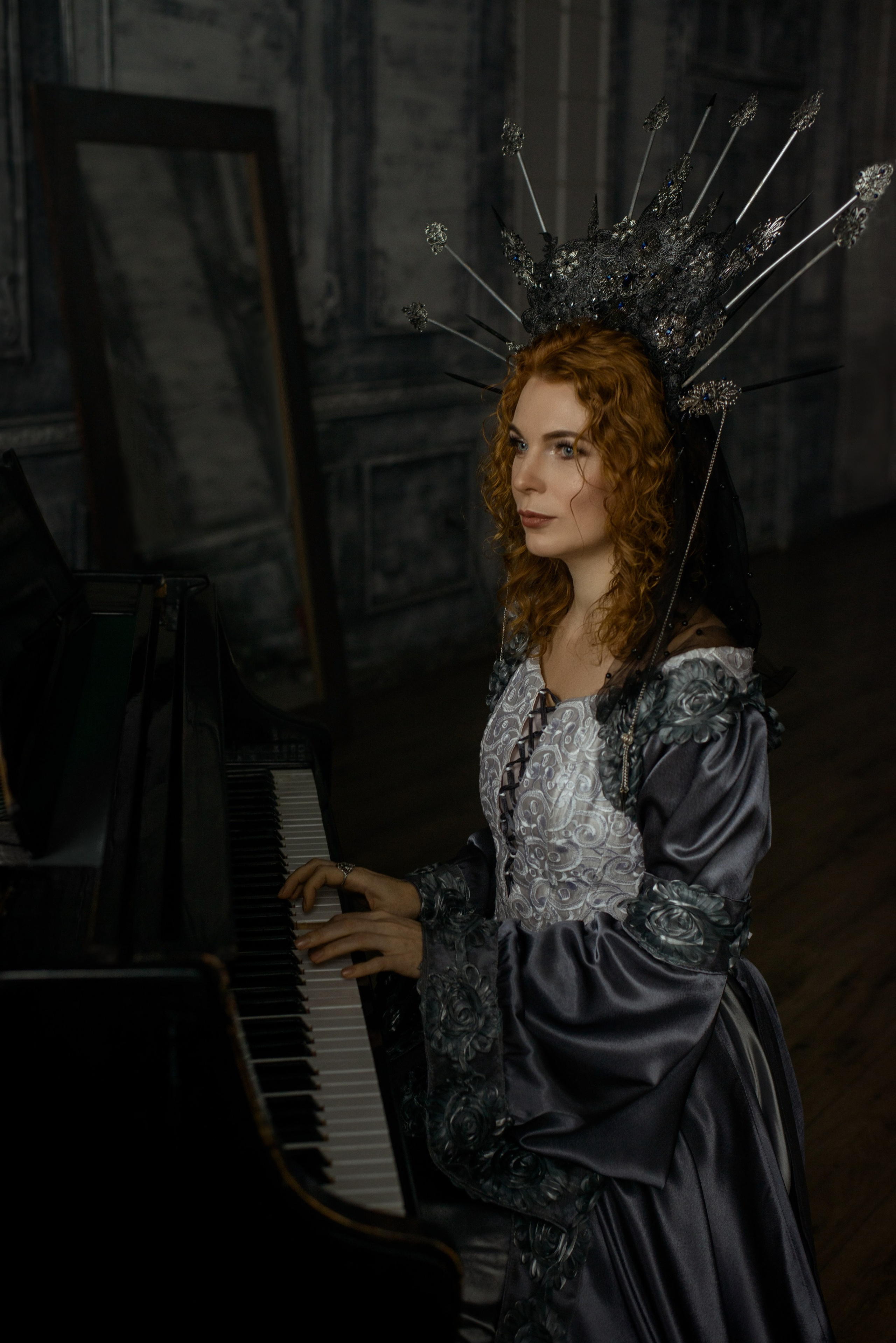 Фотосессия с роялем в студии в старинном костюме