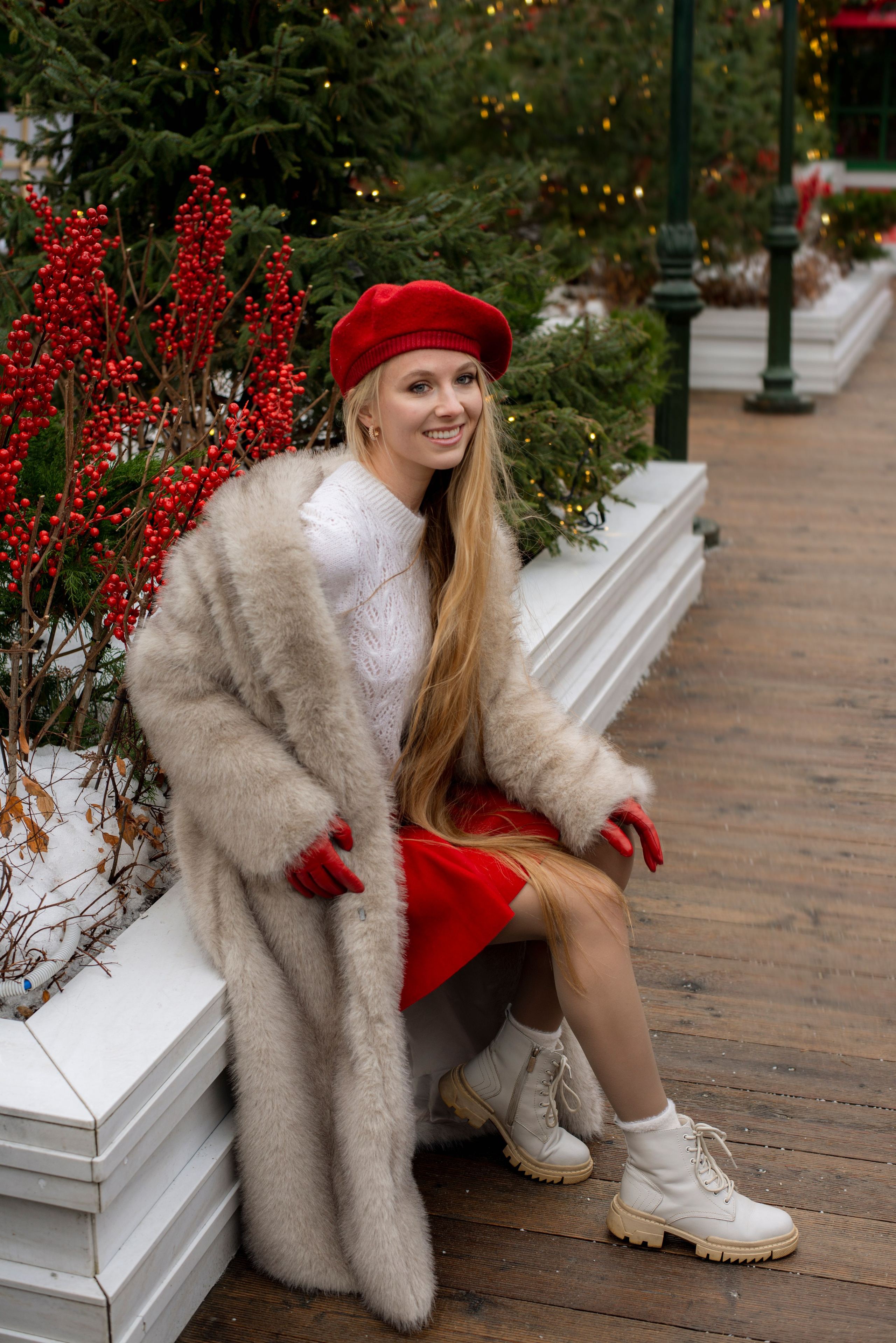 Фотосессия на ярмарке гум. Девушка в красном берете, белом свитере, серой шубе и белых ботннках