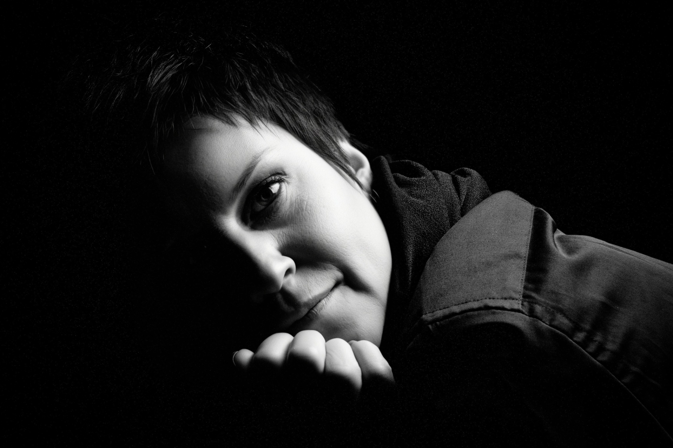 чёрно-белый портрет в низком ключе