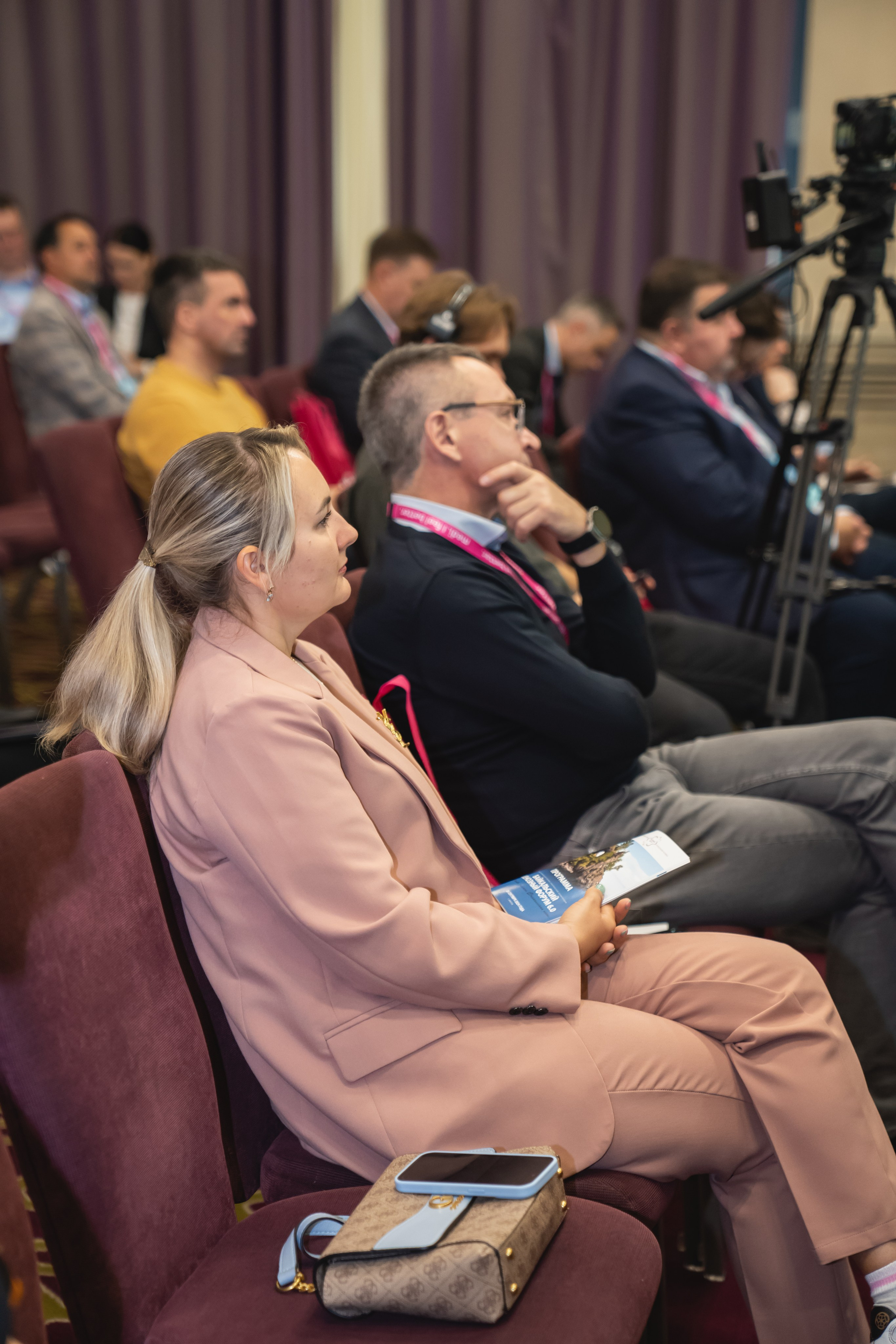 Фотосессия форумов, конференций. Занимаюсь профессиональной фотографией и живу рядом с Байкалом. Работаю в разных жанрах