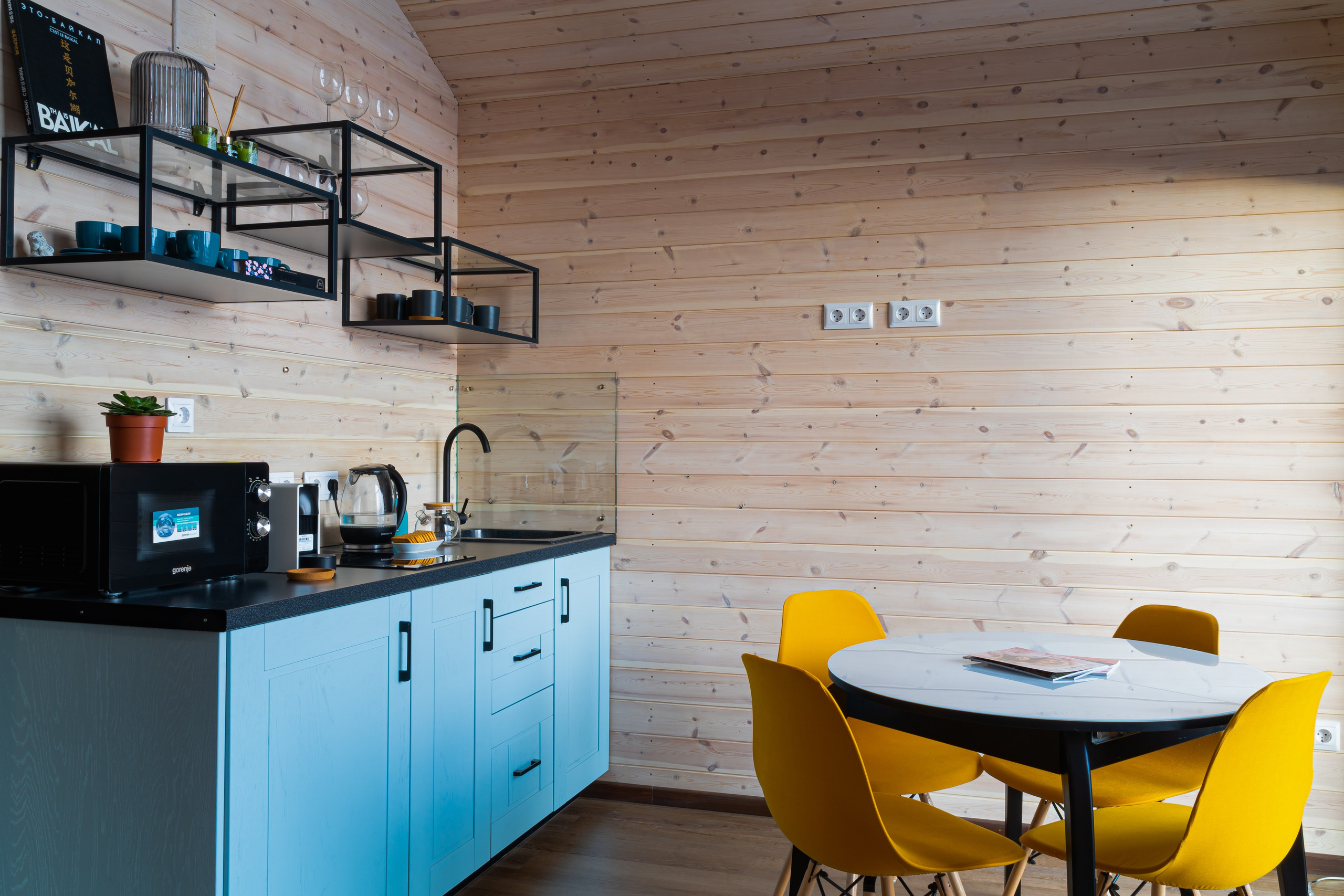 Интерьерная съемка частного гостевого дома. Занимаюсь профессиональной фотографией и живу рядом с Байкалом. Работаю в разных жанрах