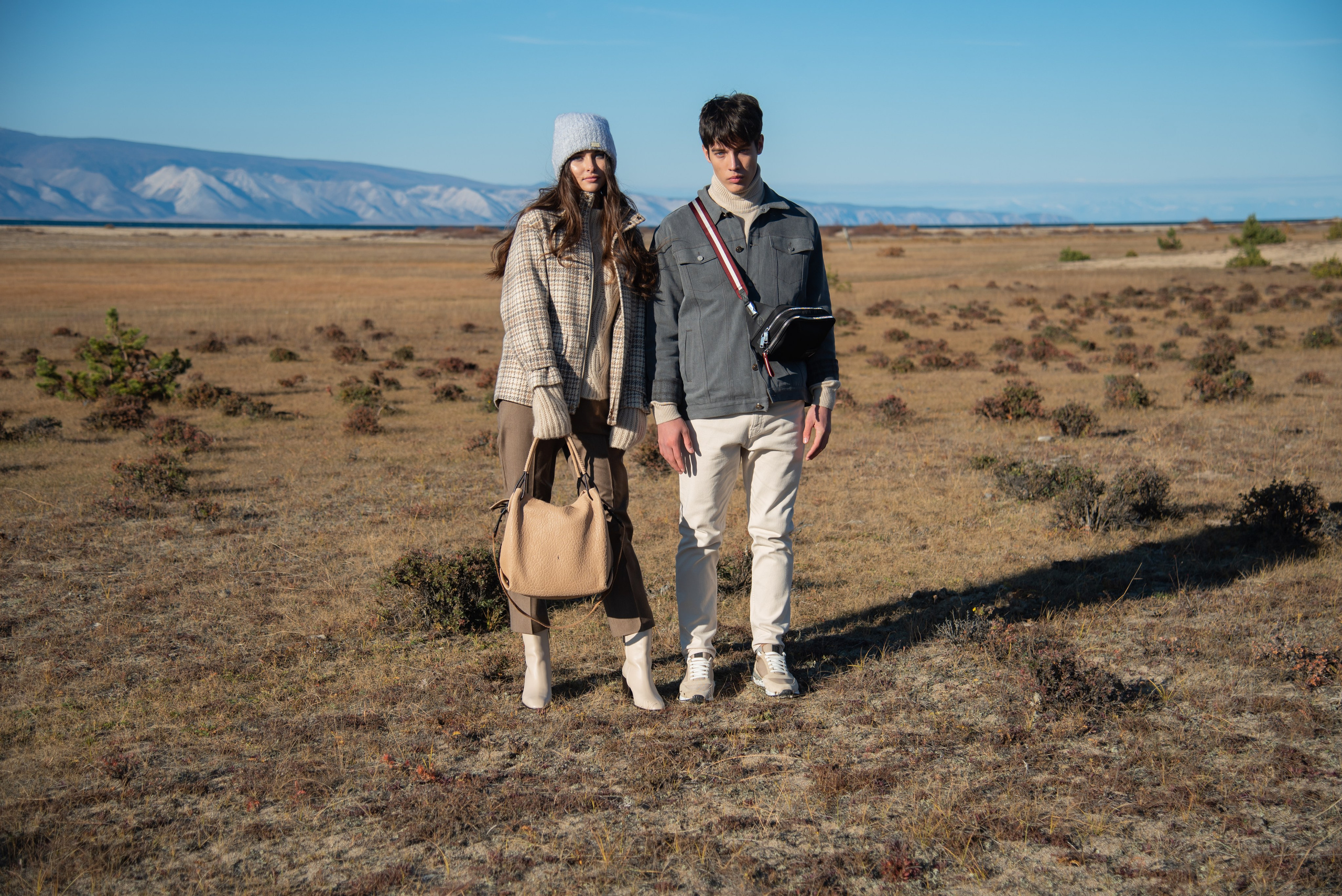 Съёмка одежды на Ольхоне. Занимаюсь профессиональной фотографией и живу рядом с Байкалом. Работаю в разных жанрах