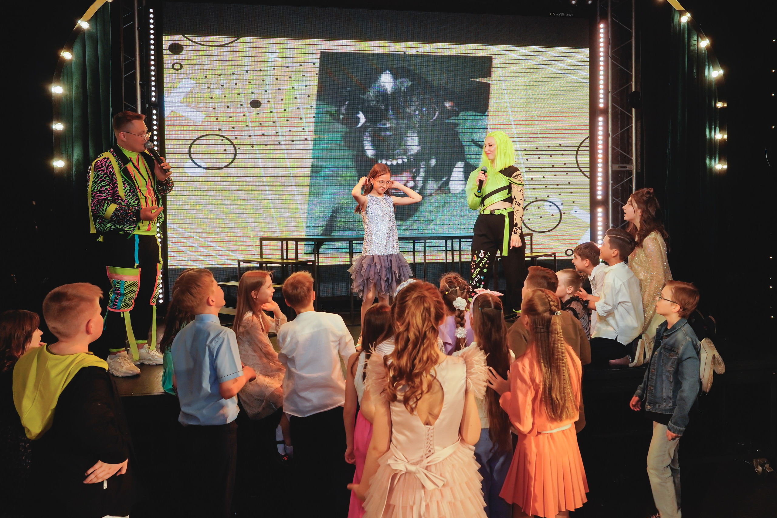 Выпускной. Занимаюсь профессиональной фотографией и живу рядом с Байкалом. Работаю в разных жанрах