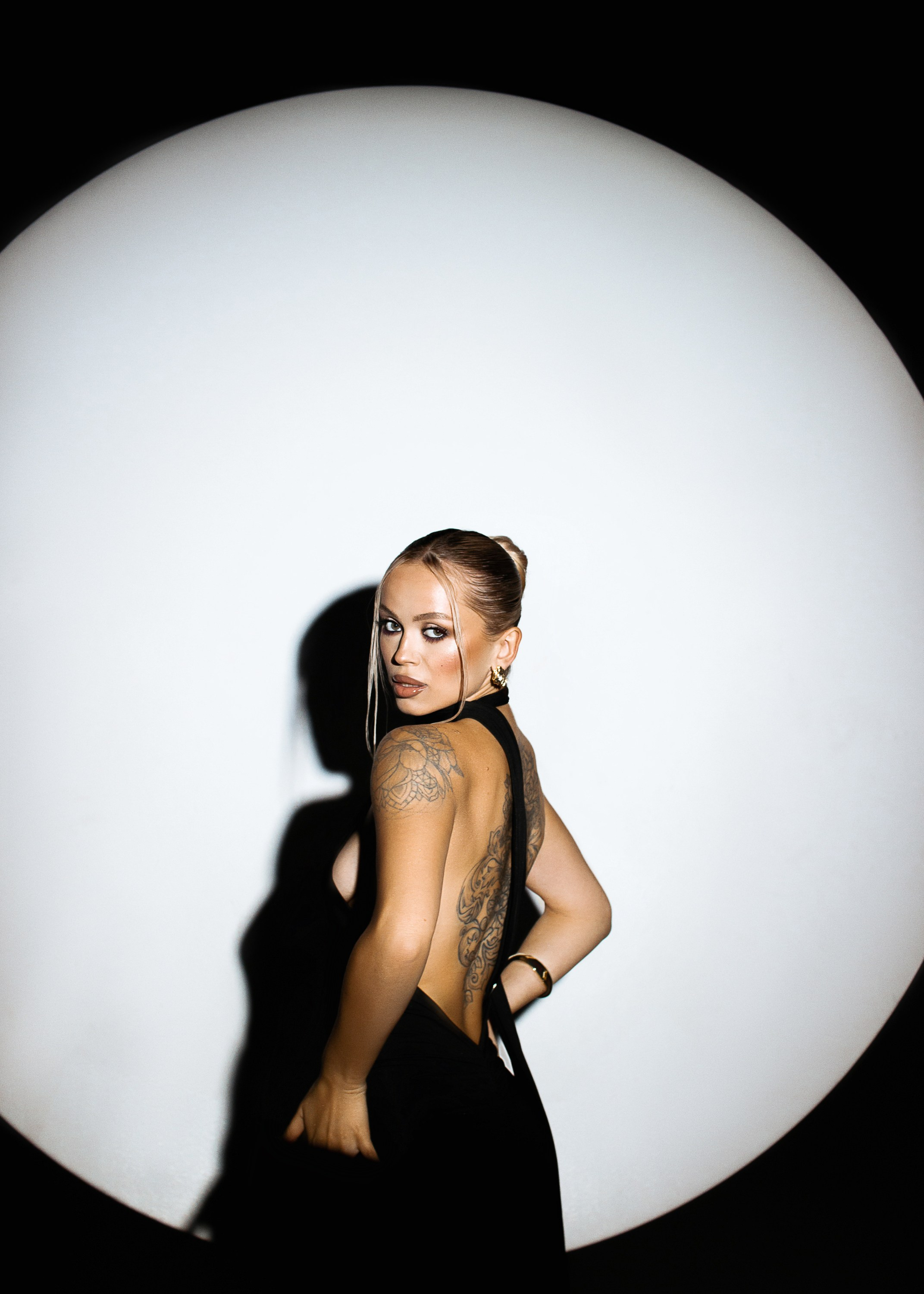 ЛИНА. Женский портрет