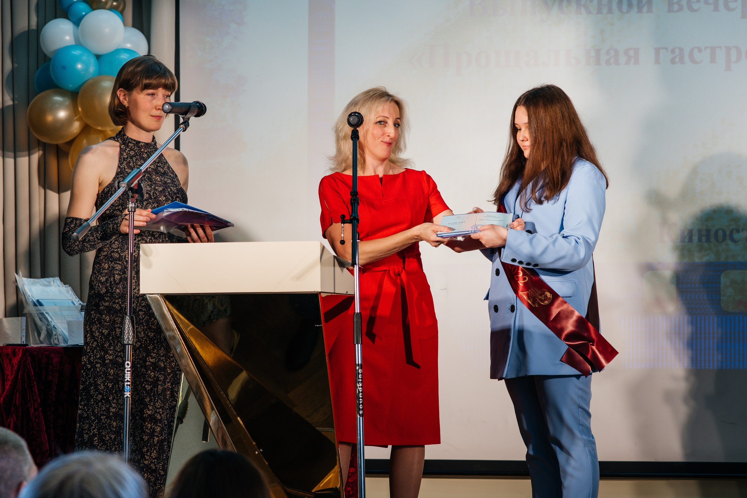 Вручение аттестатов. Выпускные альбомы в Подольске Москве и МО