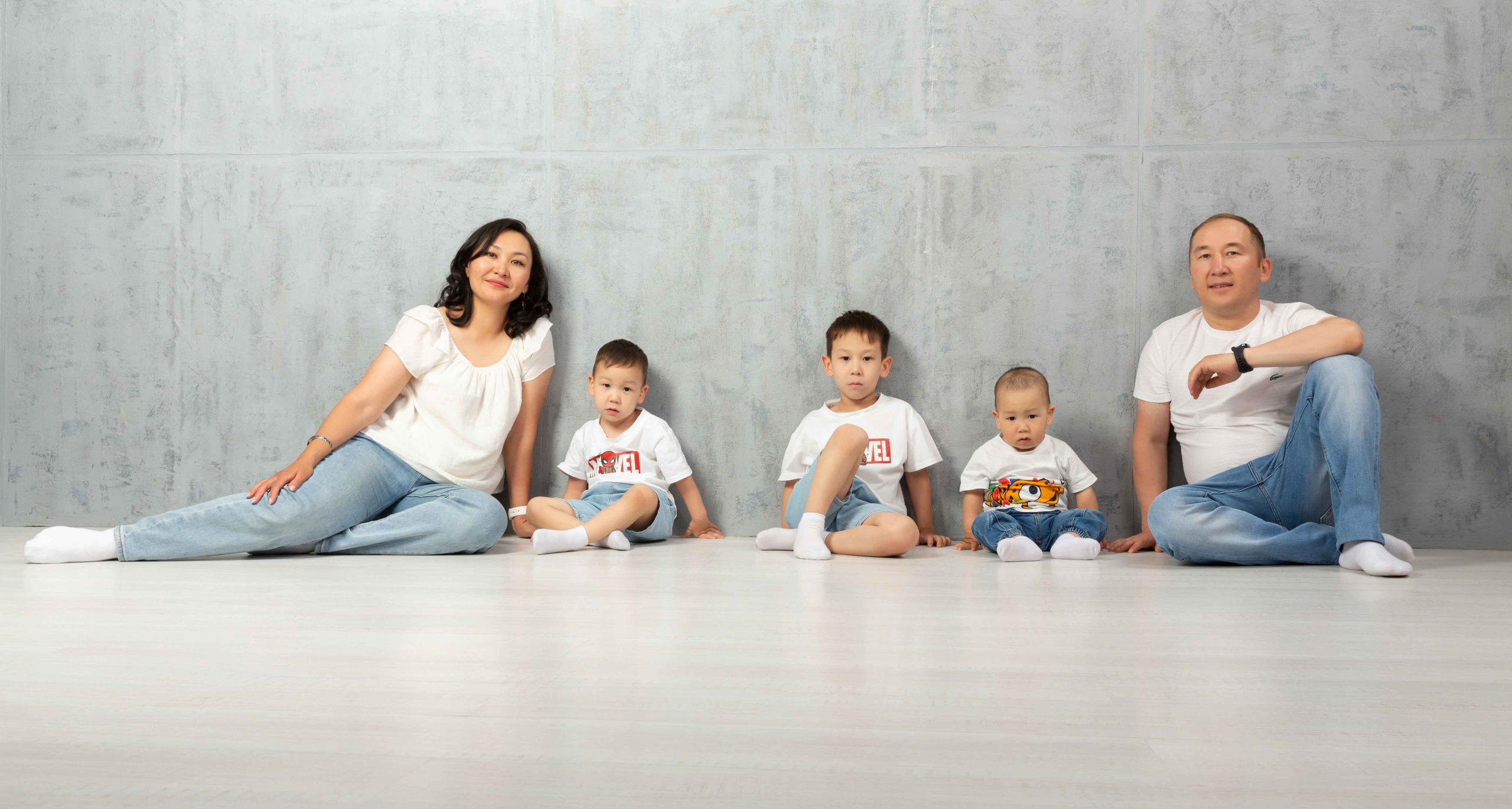 Данагуль и семья. Фотостудия Алматы. Семейная и детская фотостудия Family studio.Фотограф Алматы
