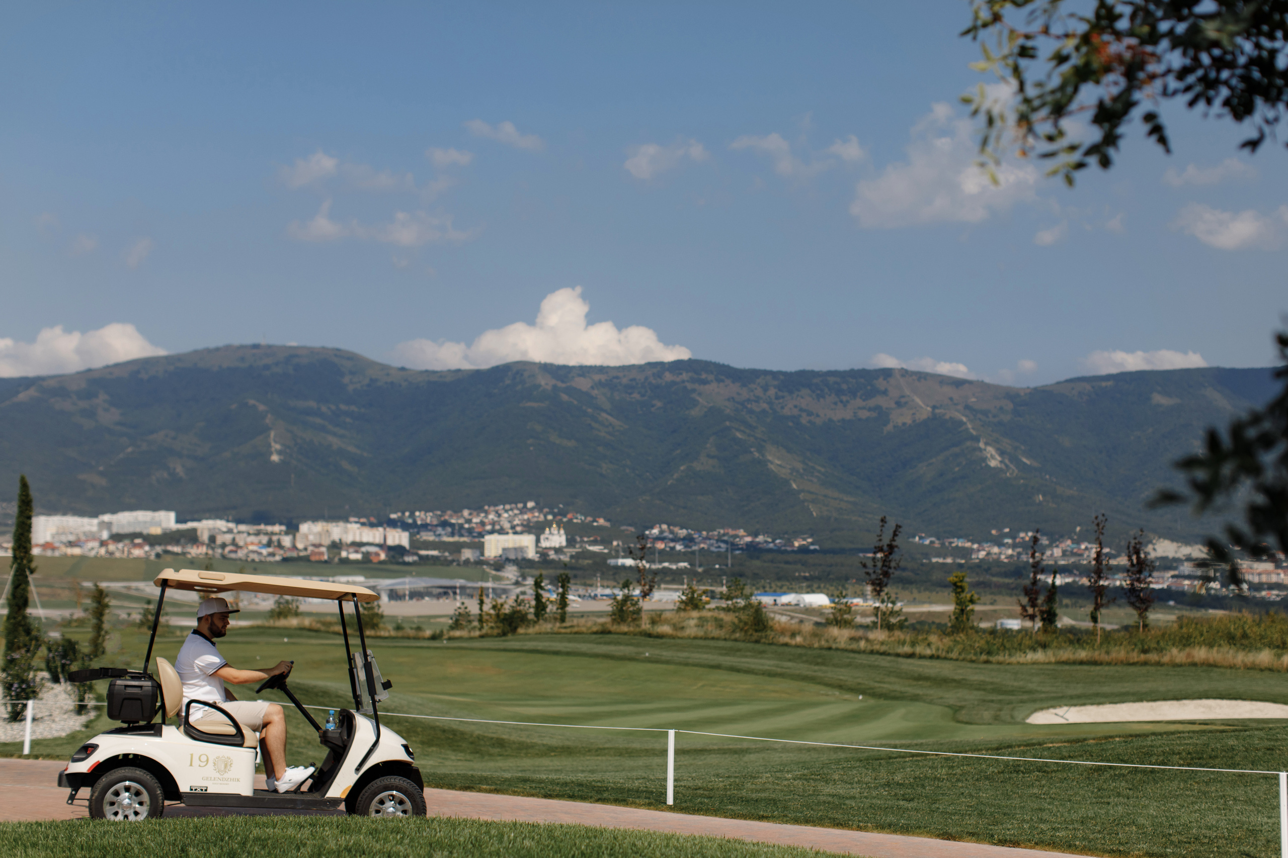 Скрестить клюшки. Никита Погосов