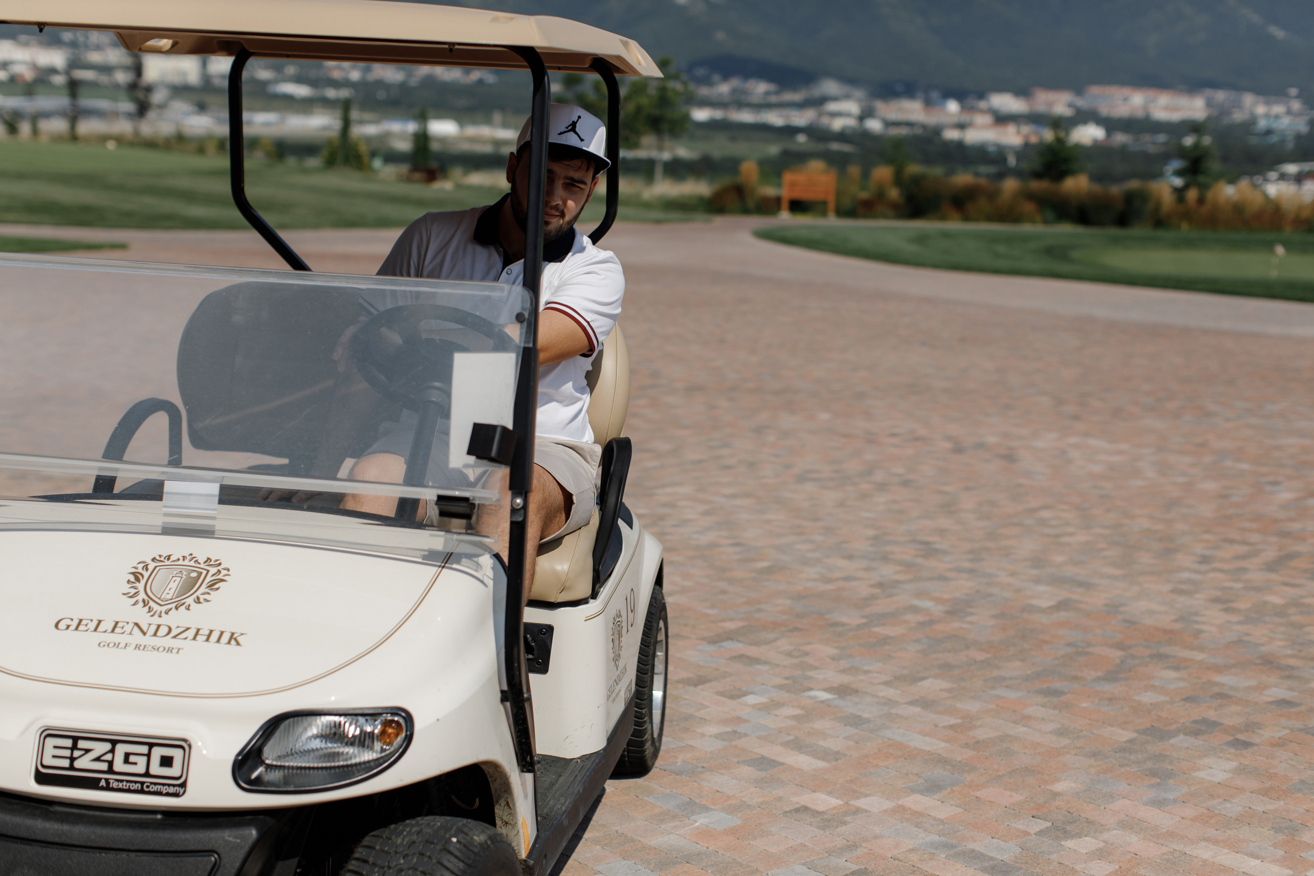 Скрестить клюшки. Никита Погосов