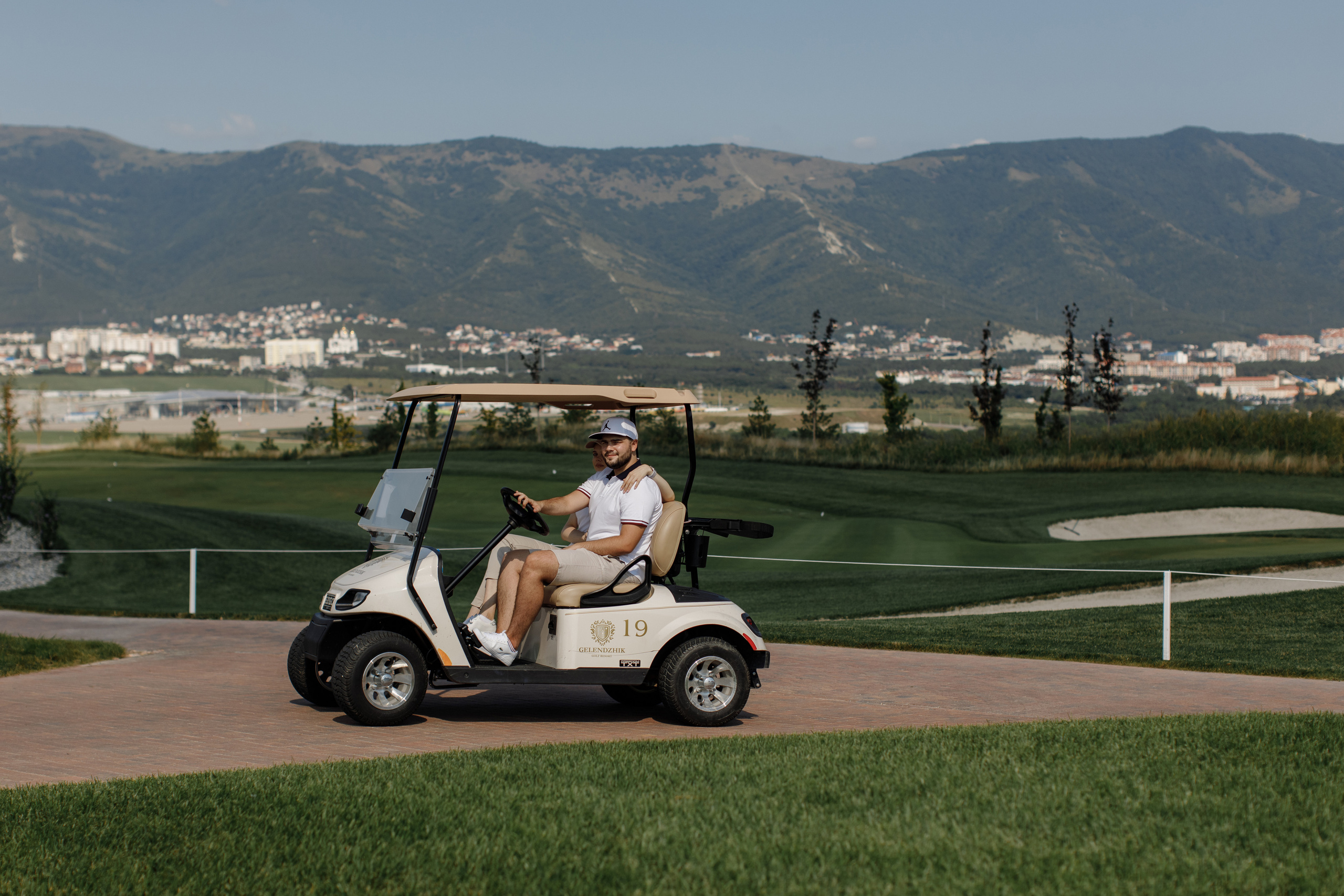 Скрестить клюшки. Никита Погосов