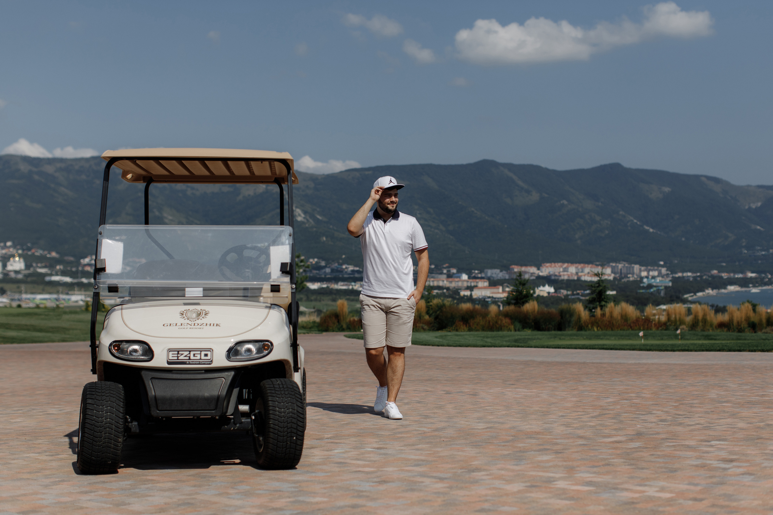 Скрестить клюшки. Никита Погосов