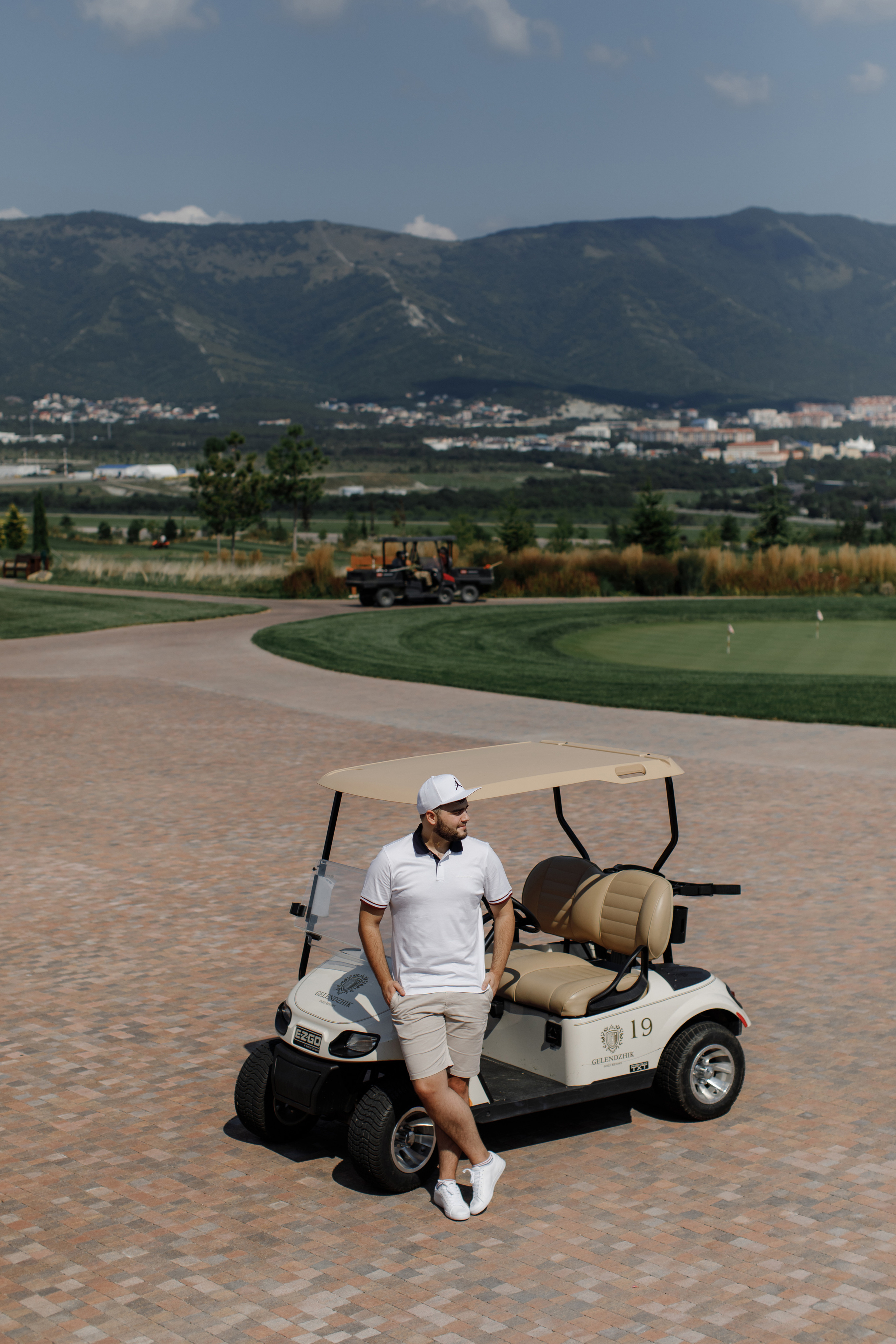 Скрестить клюшки. Никита Погосов