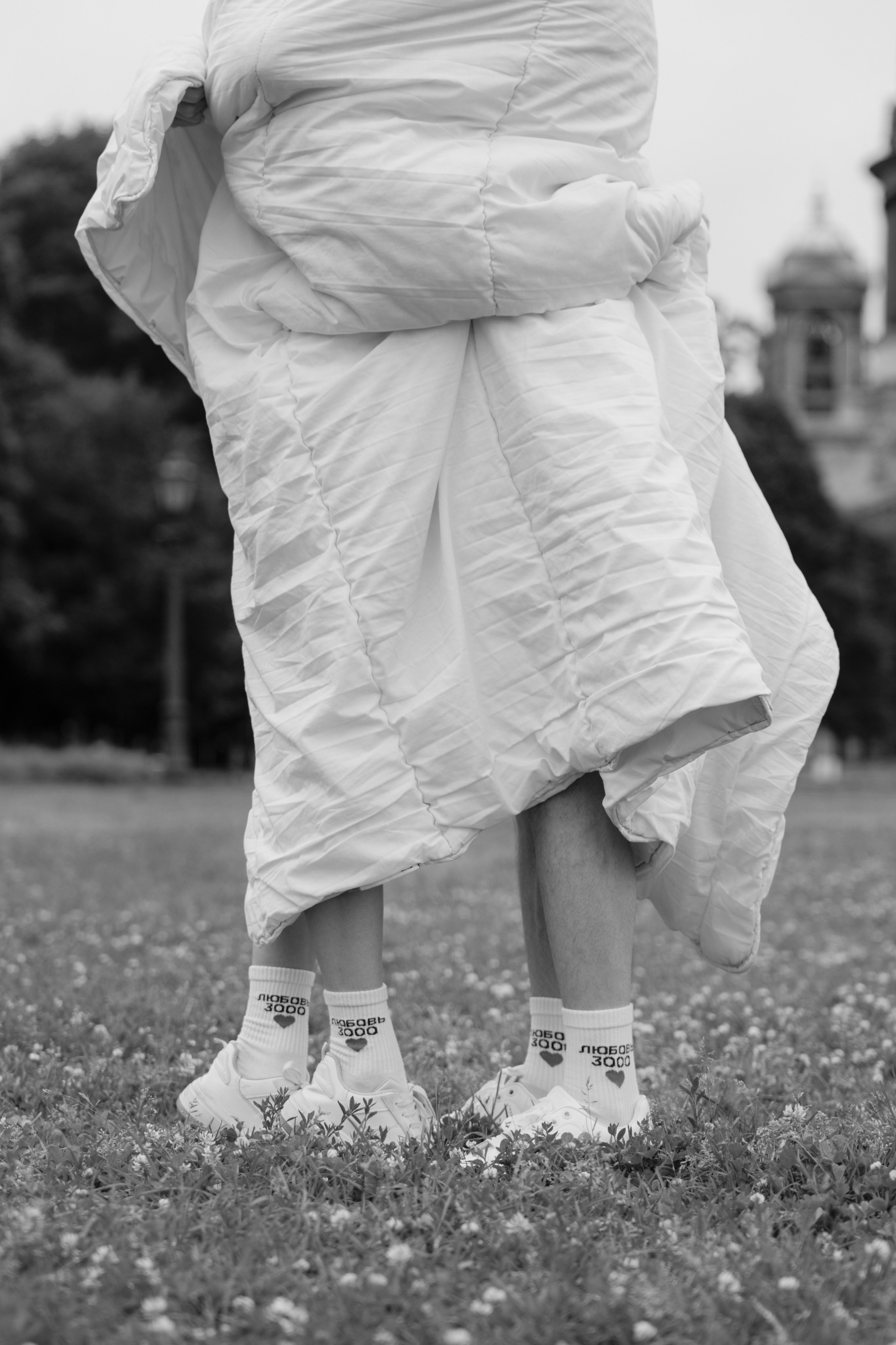 Лавстори прогулка в одеялах по ночному городу летом в Санкт-Петербурге. Фотограф в Санкт-Петербурге Вагнер Юлия