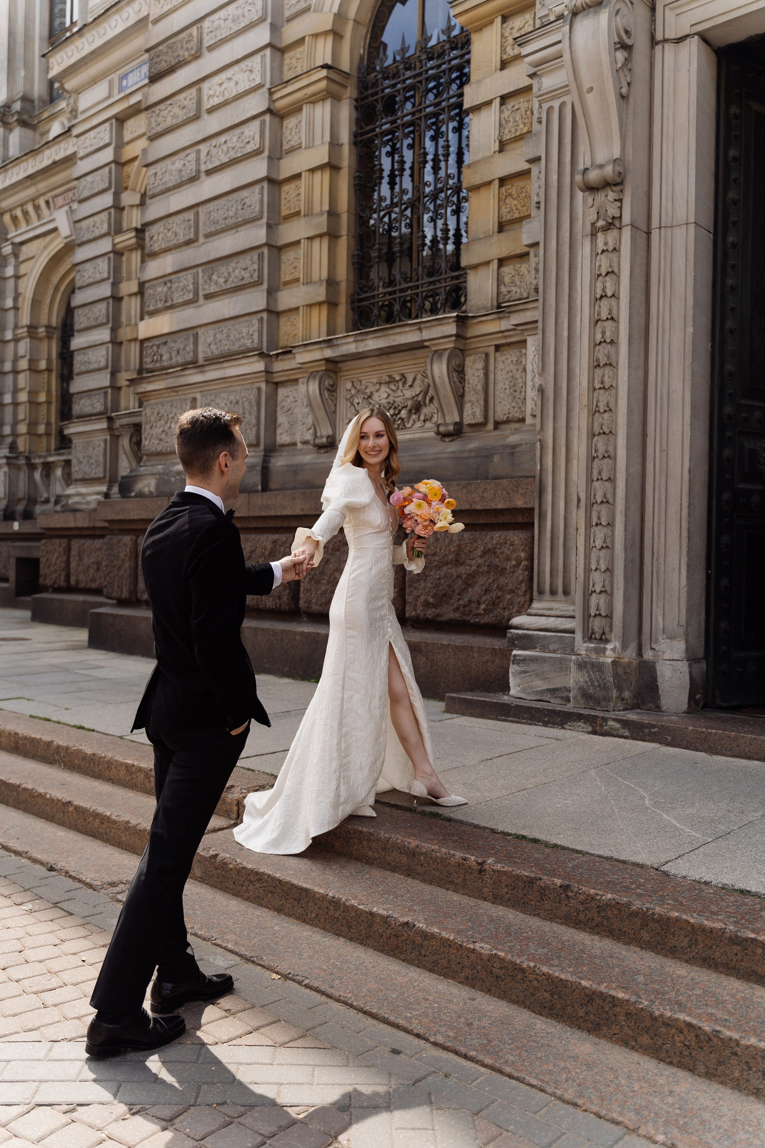 Камерная свадьба на фонтанке в сезонах. Свадебный фотограф организатор в Санкт-Петербурге Ассоль Опарина